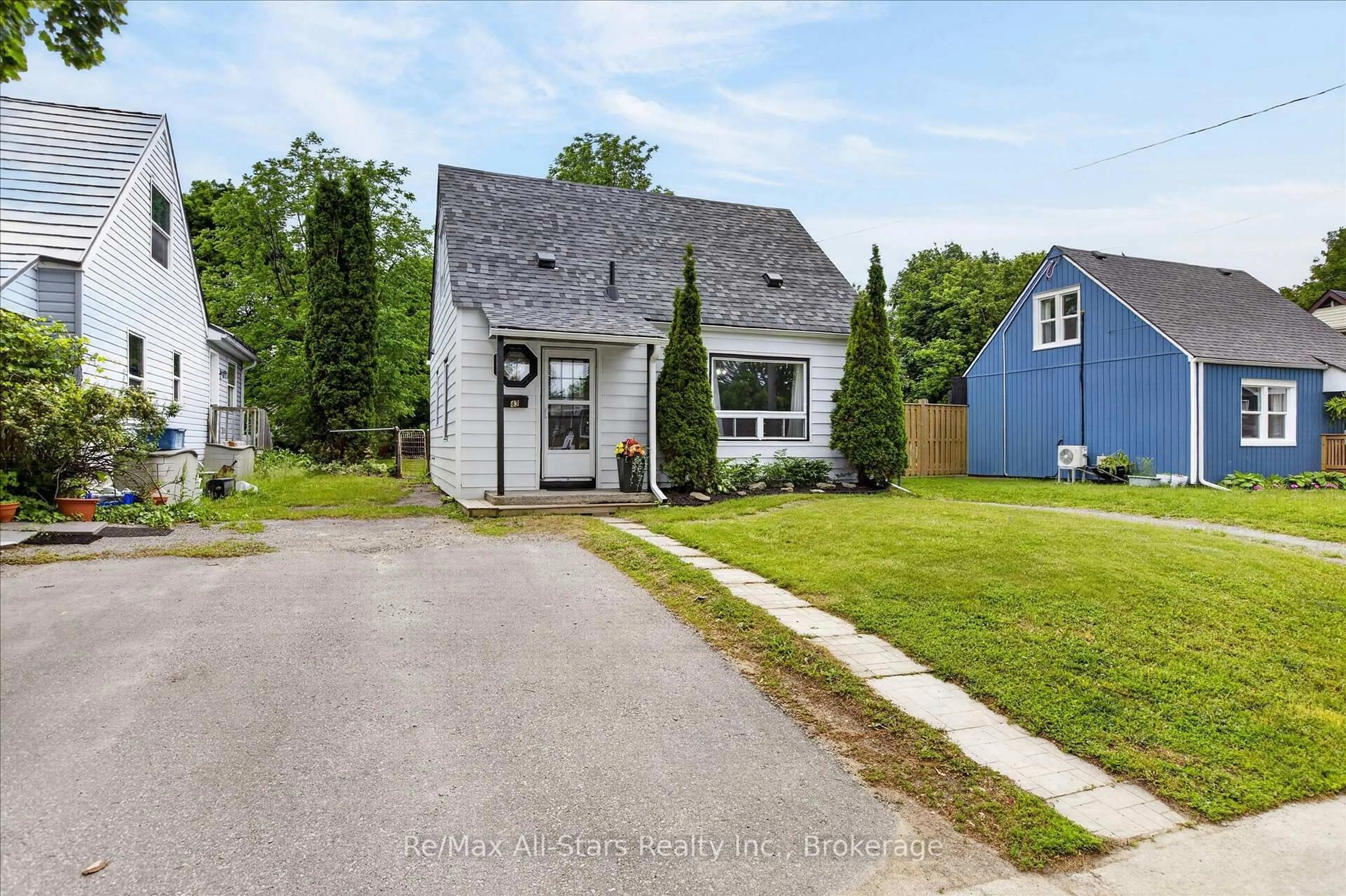 A pic from outside/outdoor area/front of a property/back of a property/a pic from drone, street for 43 Melbourne St, Kawartha Lakes Ontario K9V 1X8