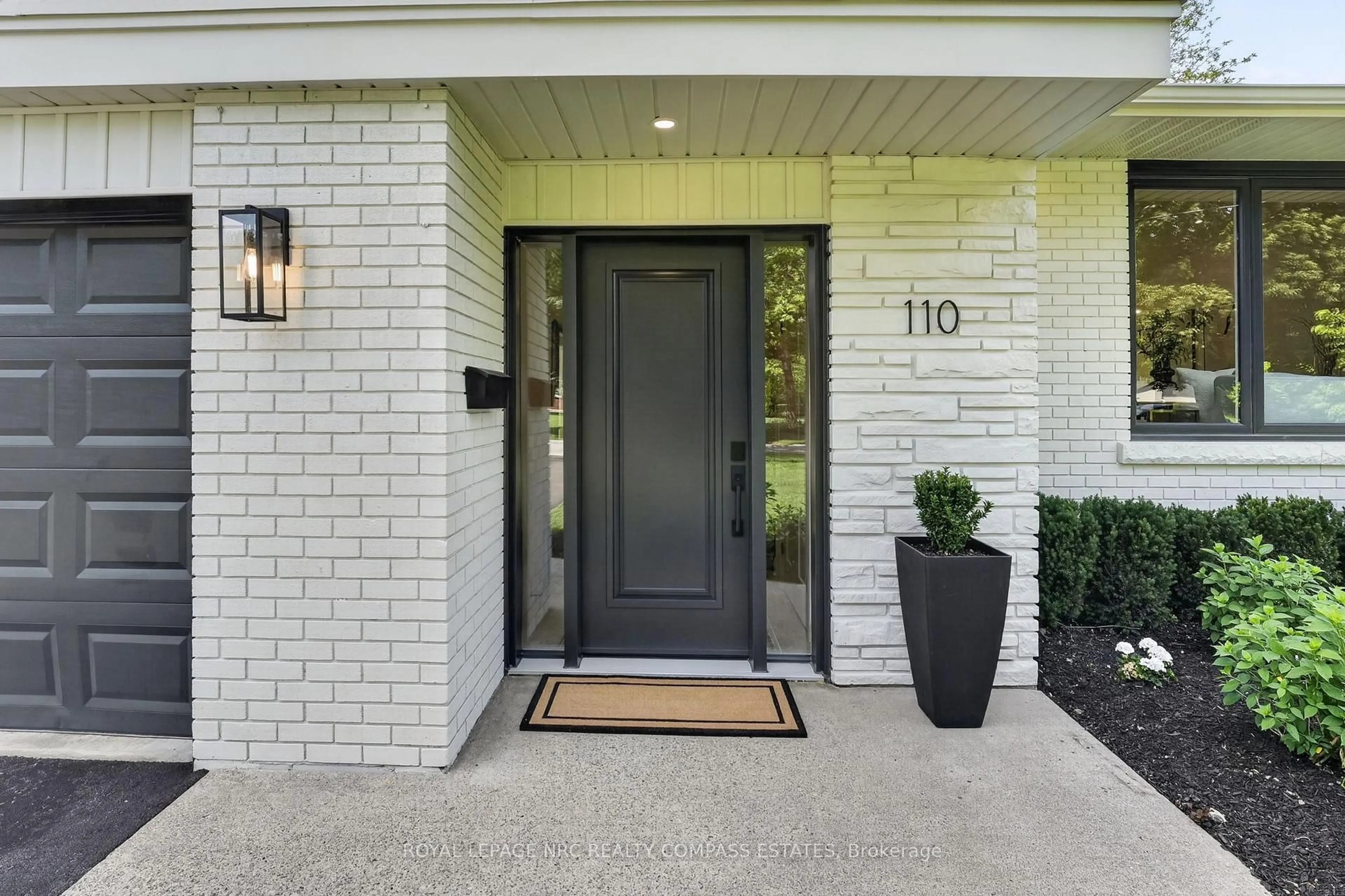 Indoor entryway for 110 Riverview Blvd, St. Catharines Ontario L2T 3M2