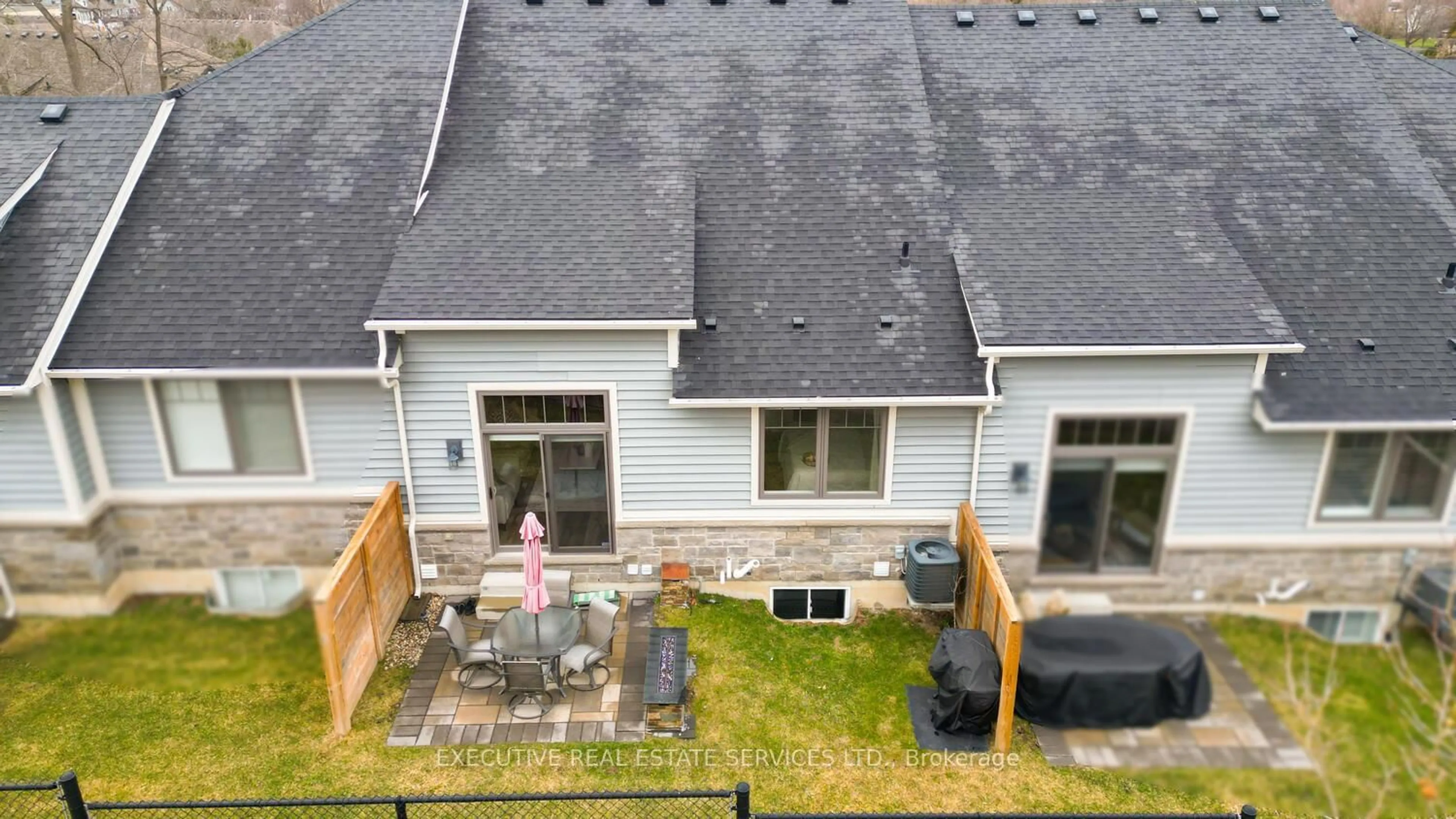 A pic from outside/outdoor area/front of a property/back of a property/a pic from drone, unknown for 2848 King St #11, Lincoln Ontario L0R 1S0