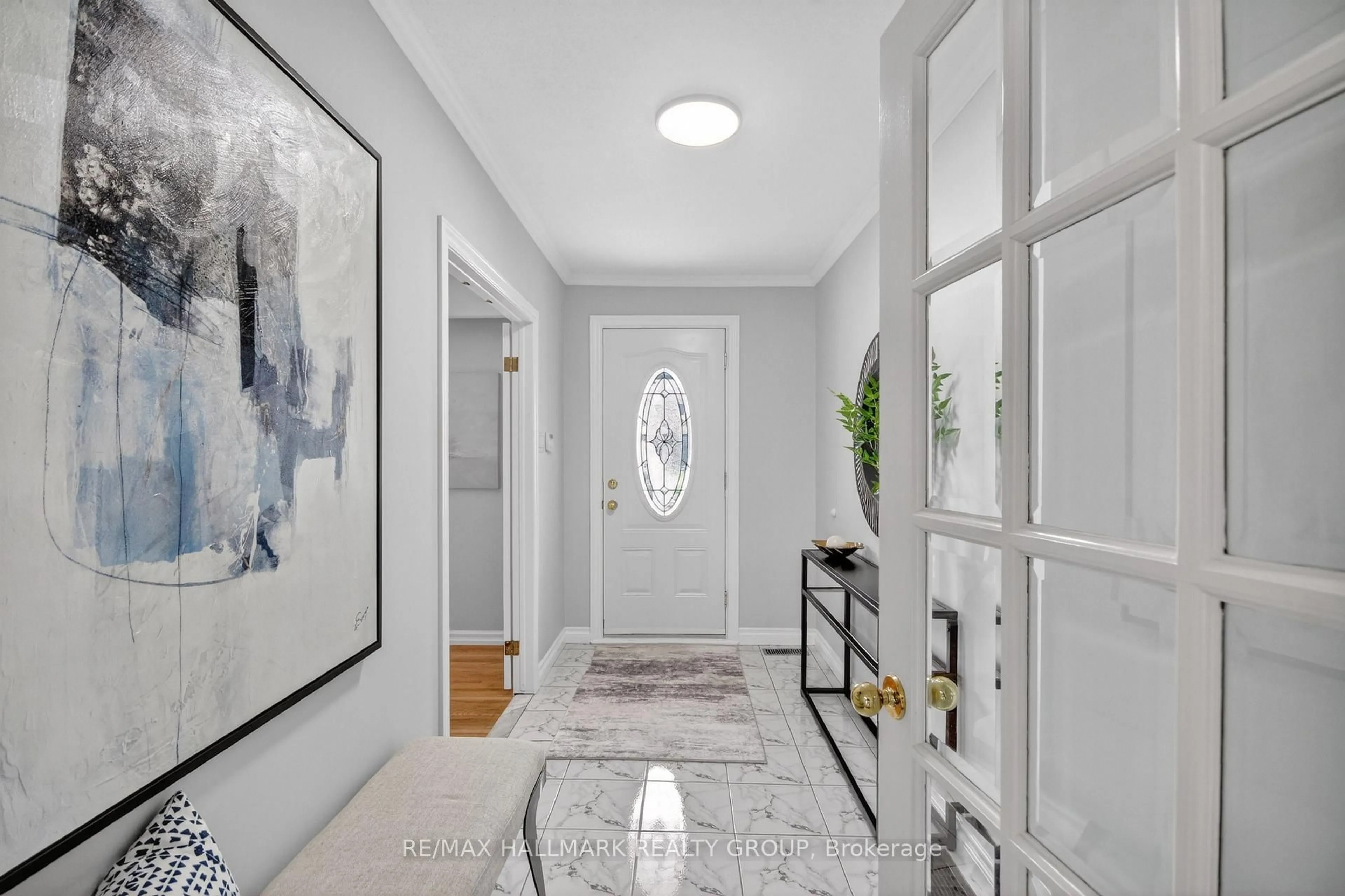 Indoor entryway for 37 Parkwood Cres, Ottawa Ontario K1B 3J5