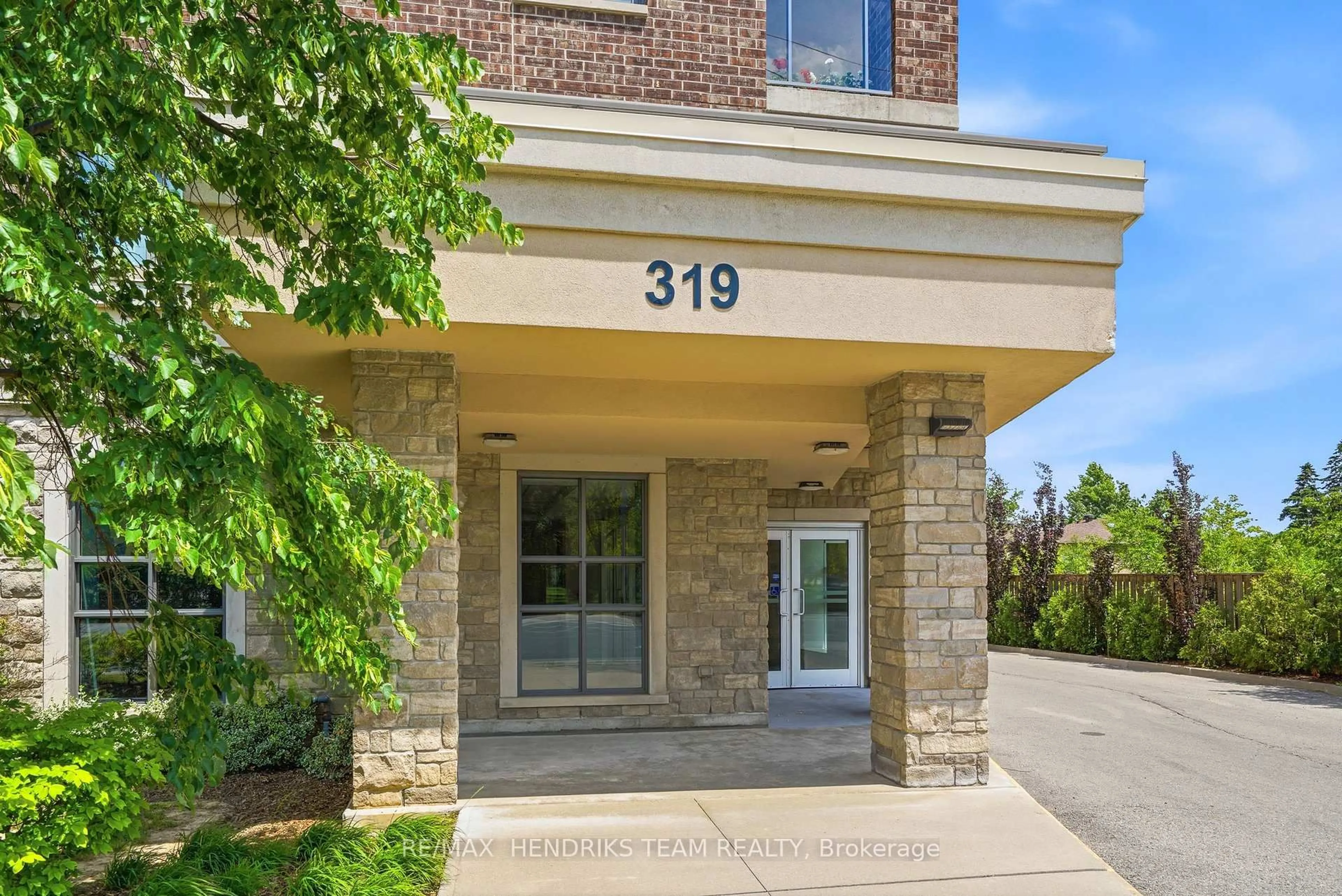 Indoor foyer for 319 Highway 8 #304, Hamilton Ontario L8G 0B1