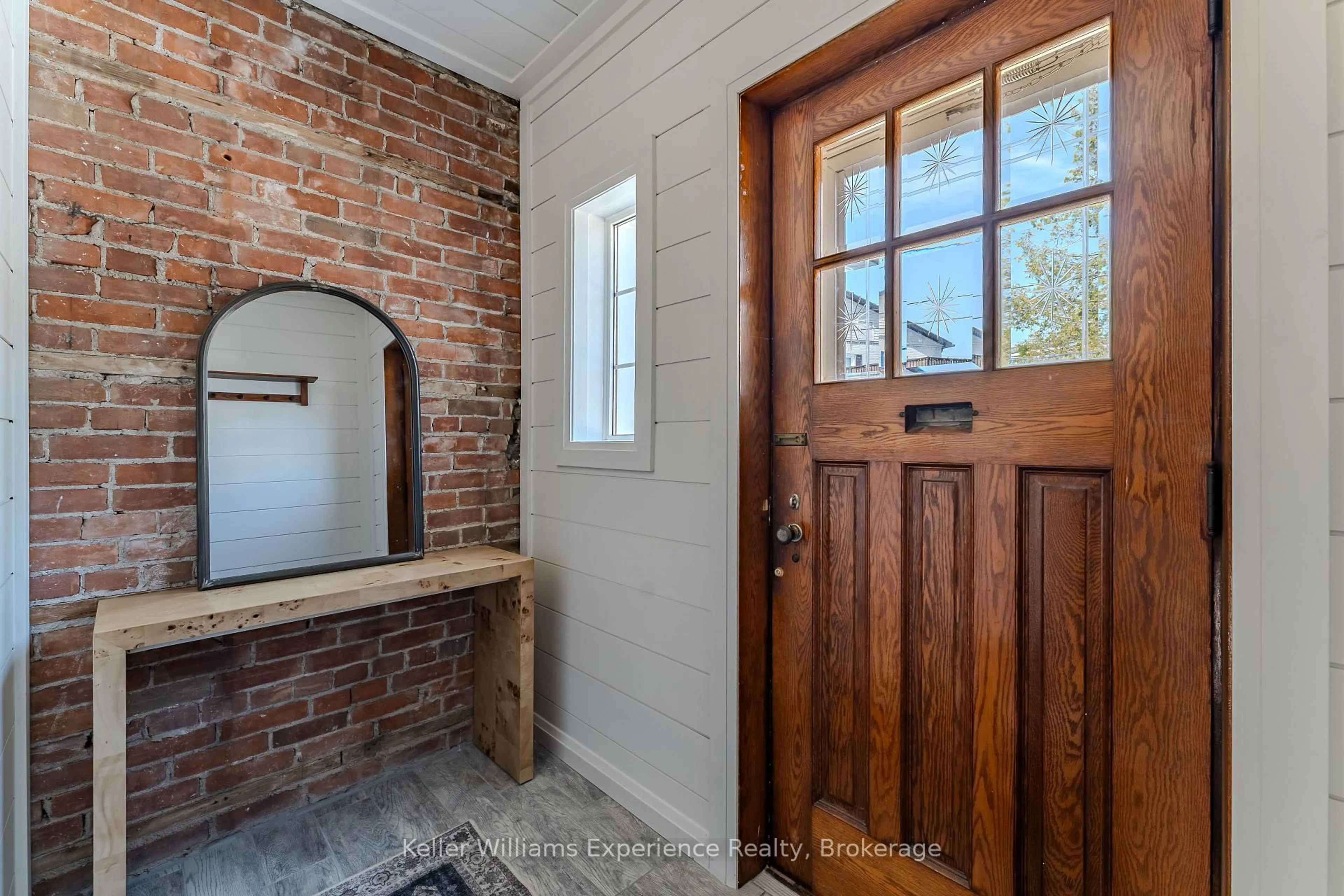 Indoor entryway for 211 5th St, Owen Sound Ontario N4K 1C6