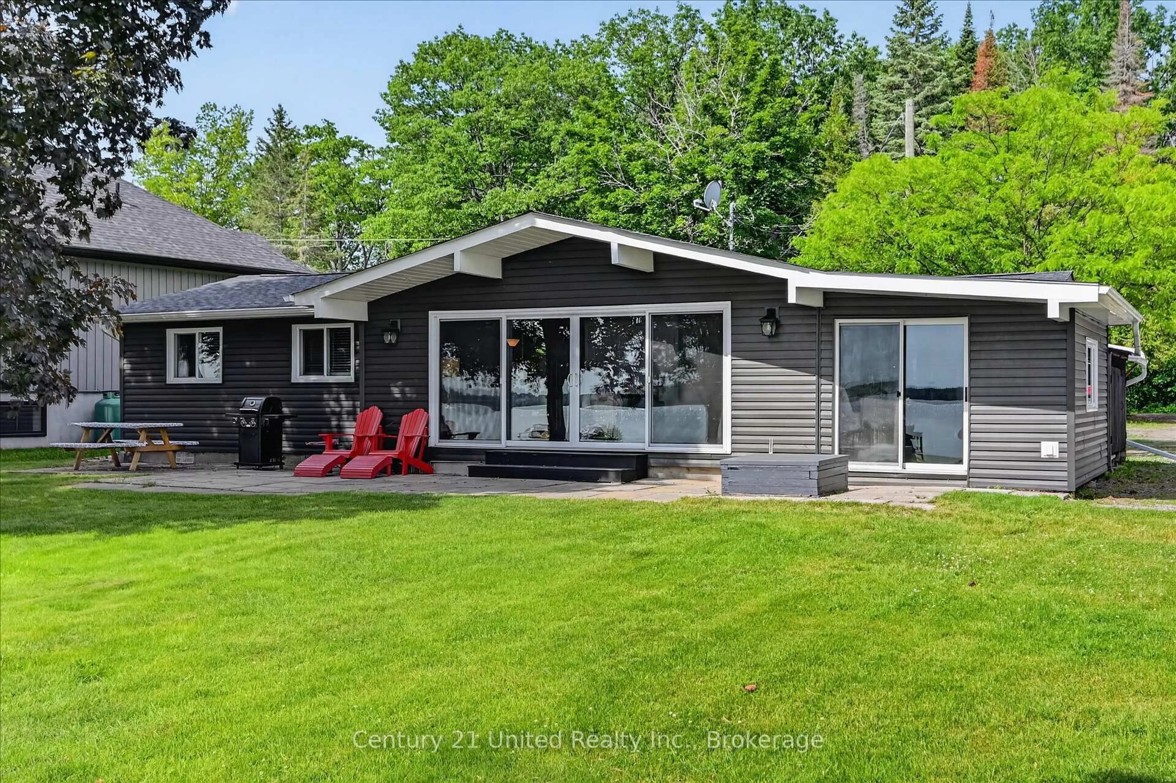 Home with vinyl exterior material, water/lake/river/ocean view for 1515 O'Connor Dr, Selwyn Ontario K0L 1T0