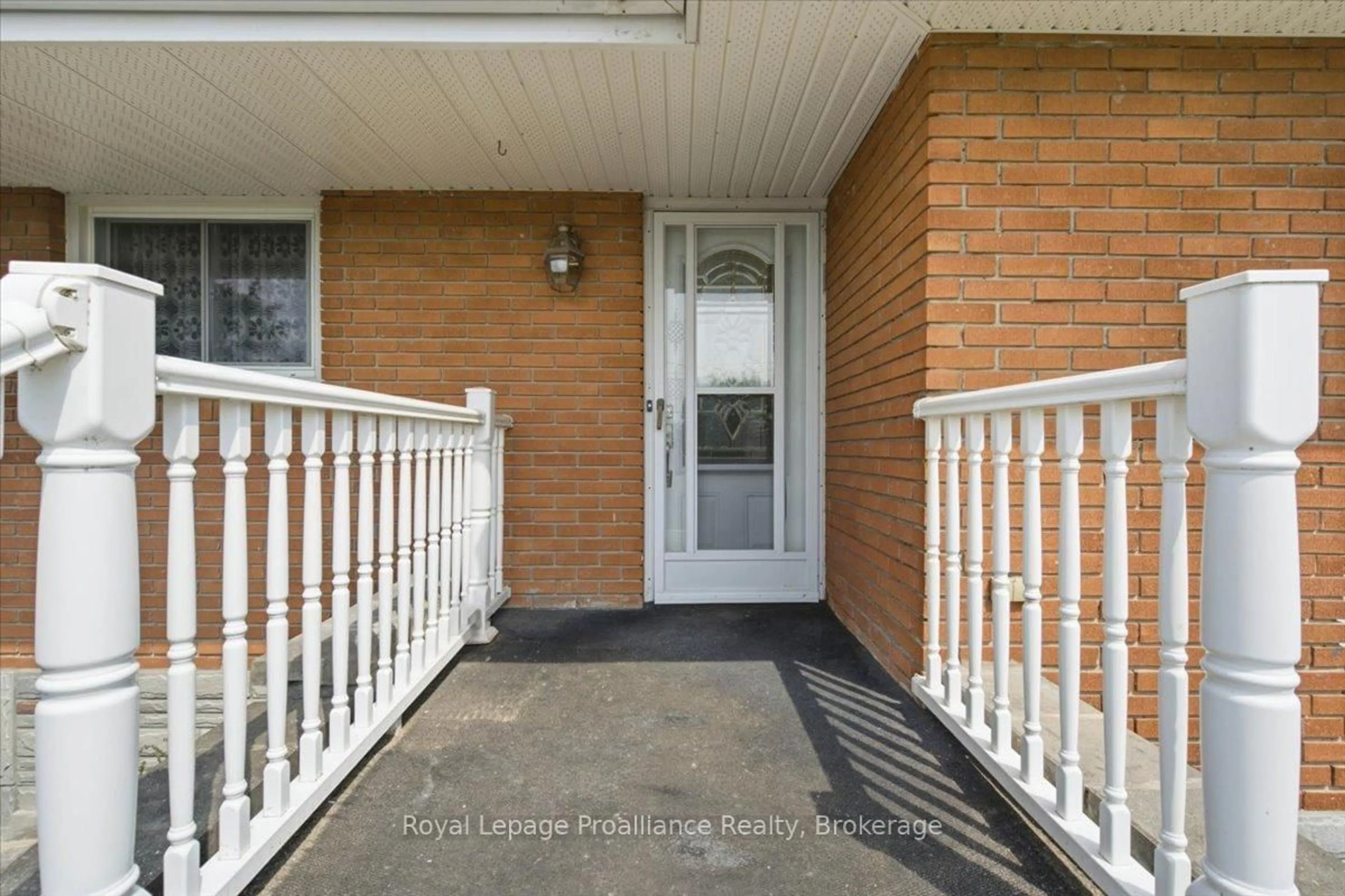 Indoor entryway for 68 Riverside Pkwy, Hastings Ontario K0K 2C0