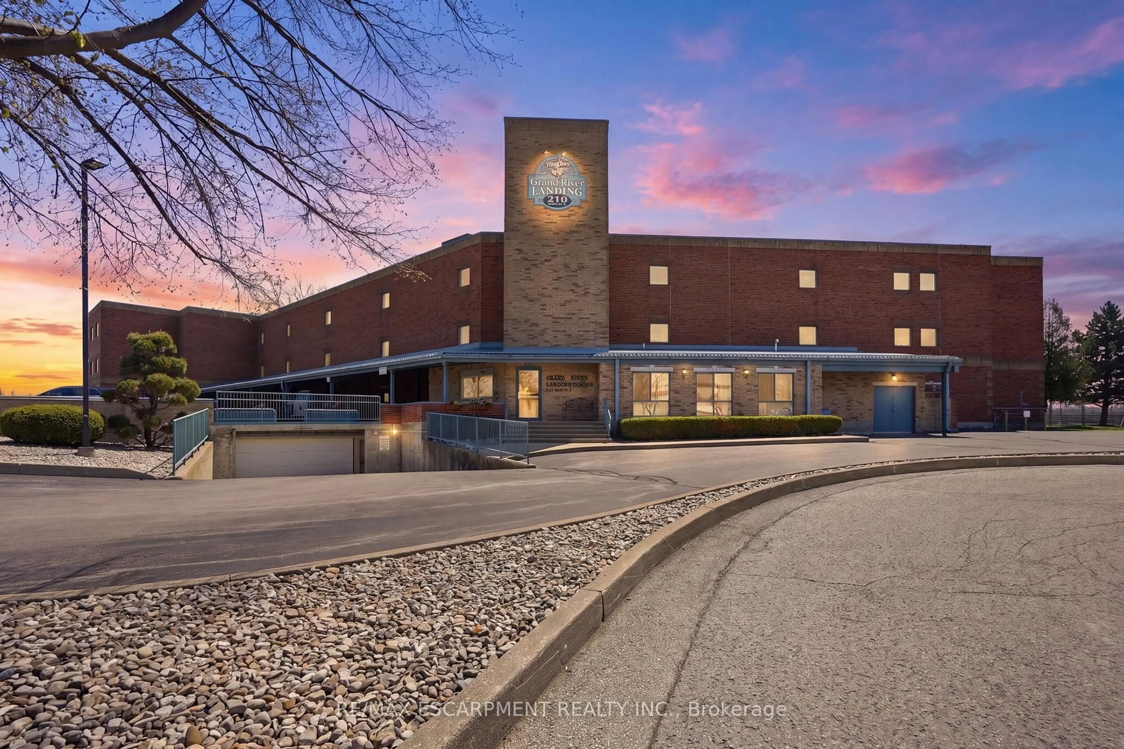 Indoor foyer for 210 MAIN St #202, Haldimand Ontario N1A 3G7