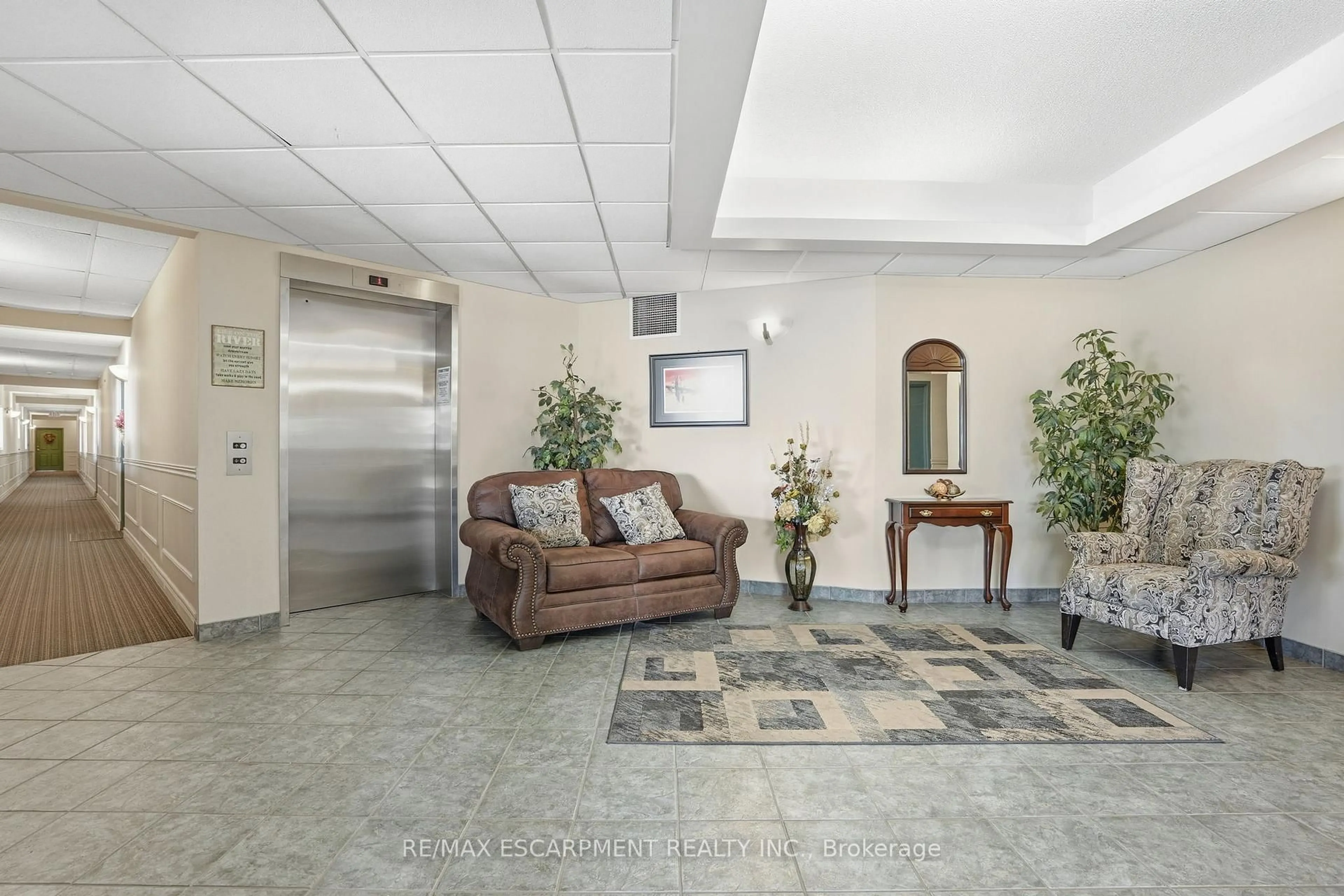 Indoor foyer for 210 MAIN St #202, Haldimand Ontario N1A 3G7