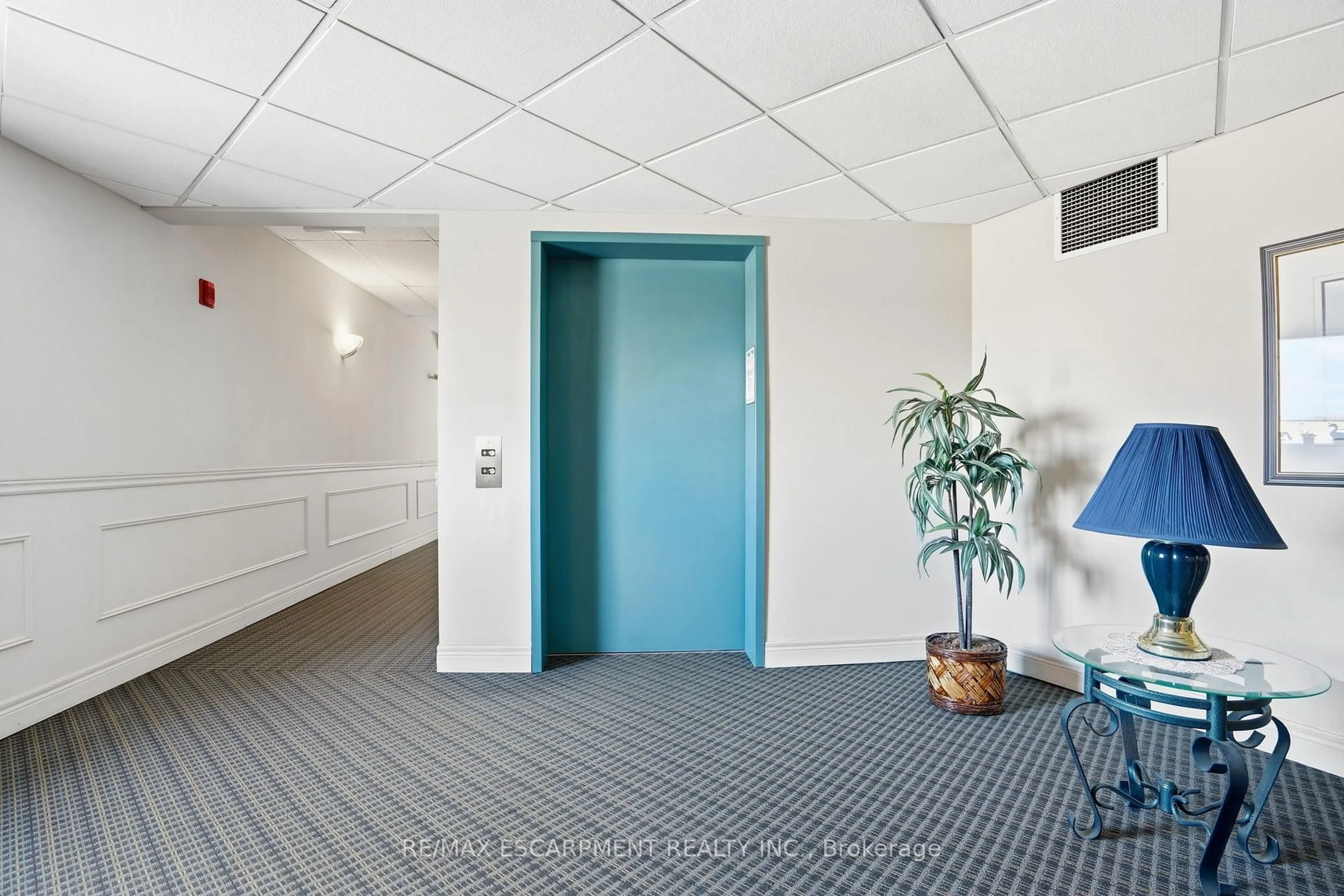 Indoor foyer for 210 MAIN St #202, Haldimand Ontario N1A 3G7