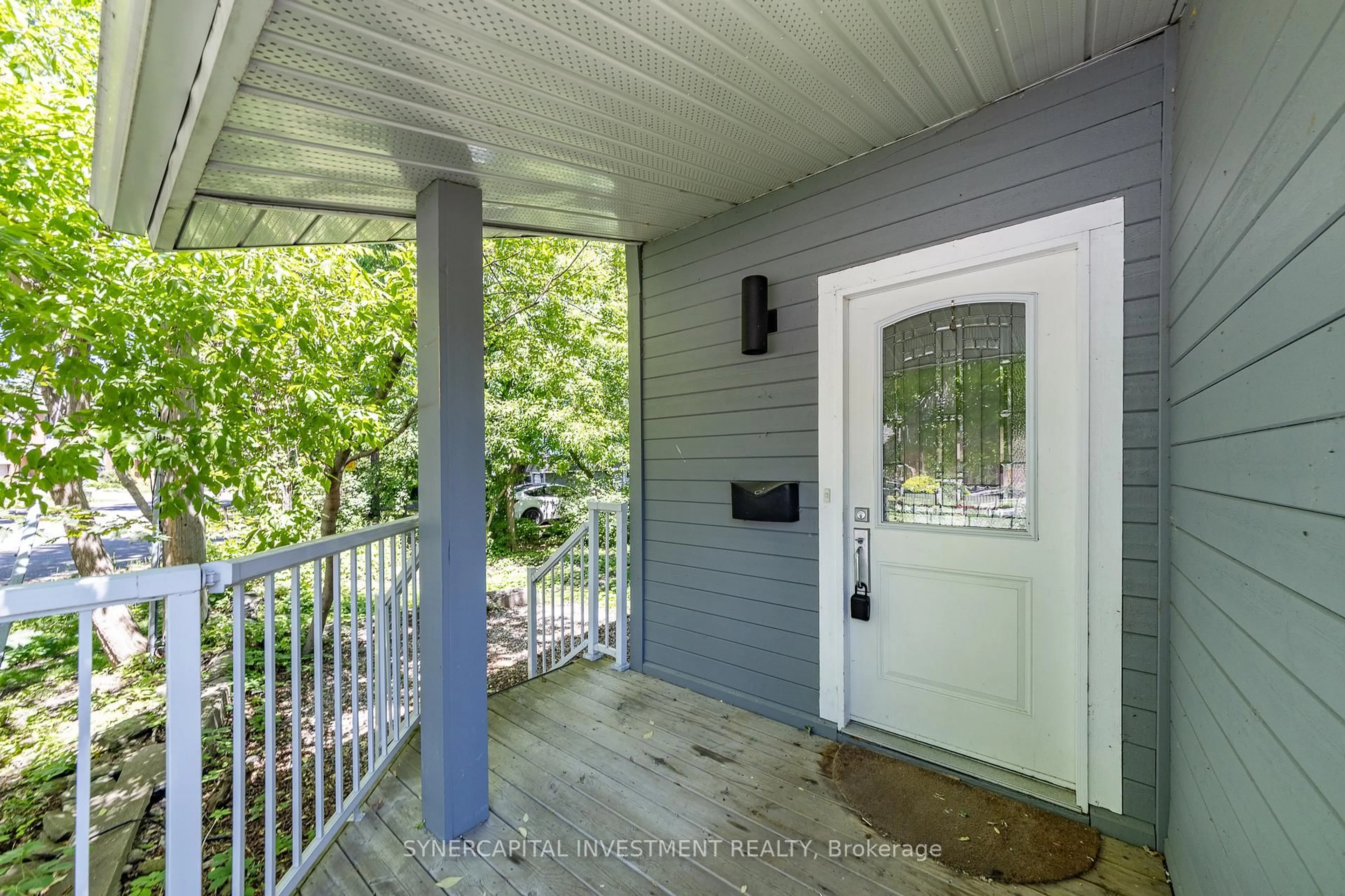 Indoor entryway for 199 Kehoe St, Ottawa Ontario K2B 6A7