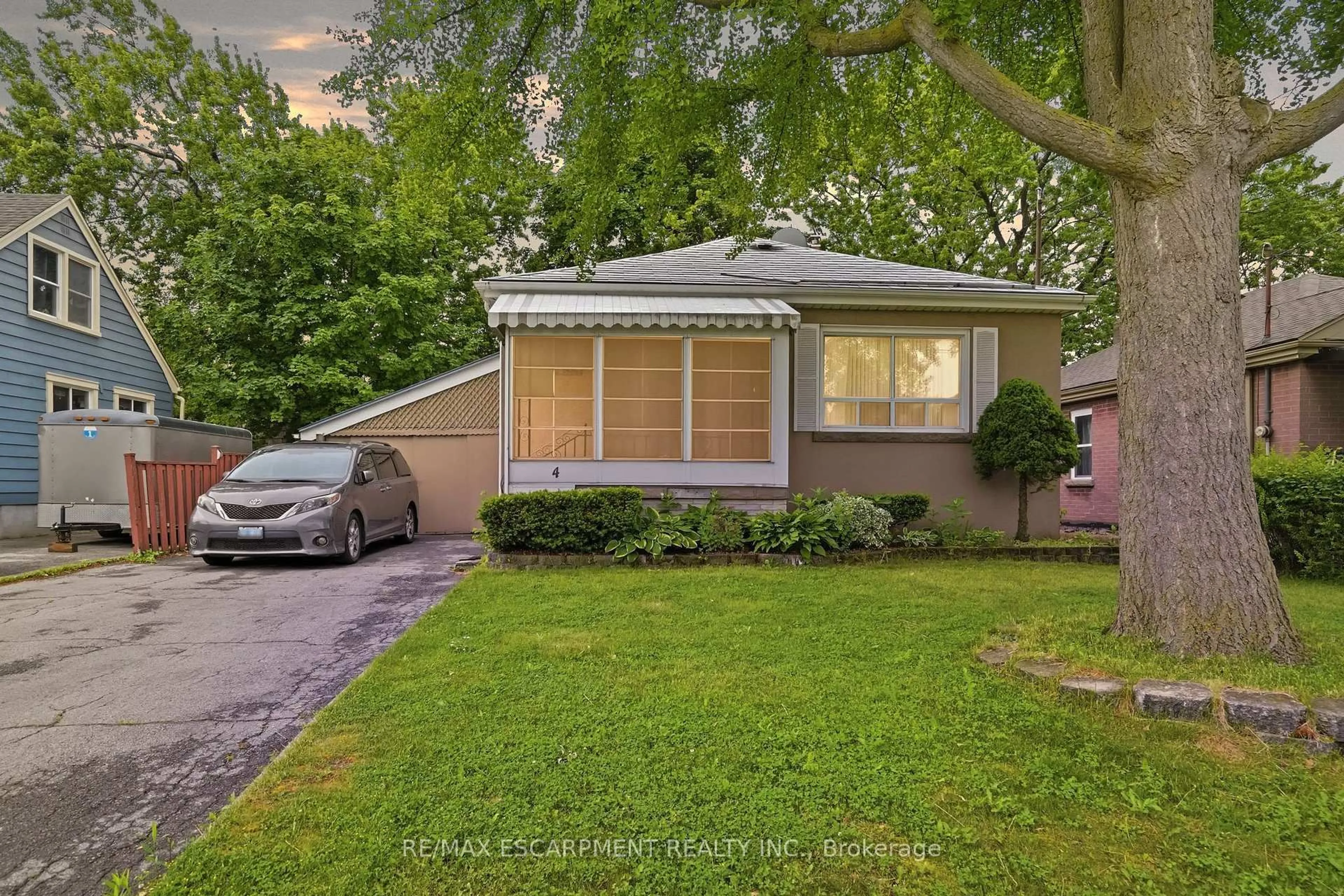 Unknown for 4 Duncombe Dr, Hamilton Ontario L9A 2E8