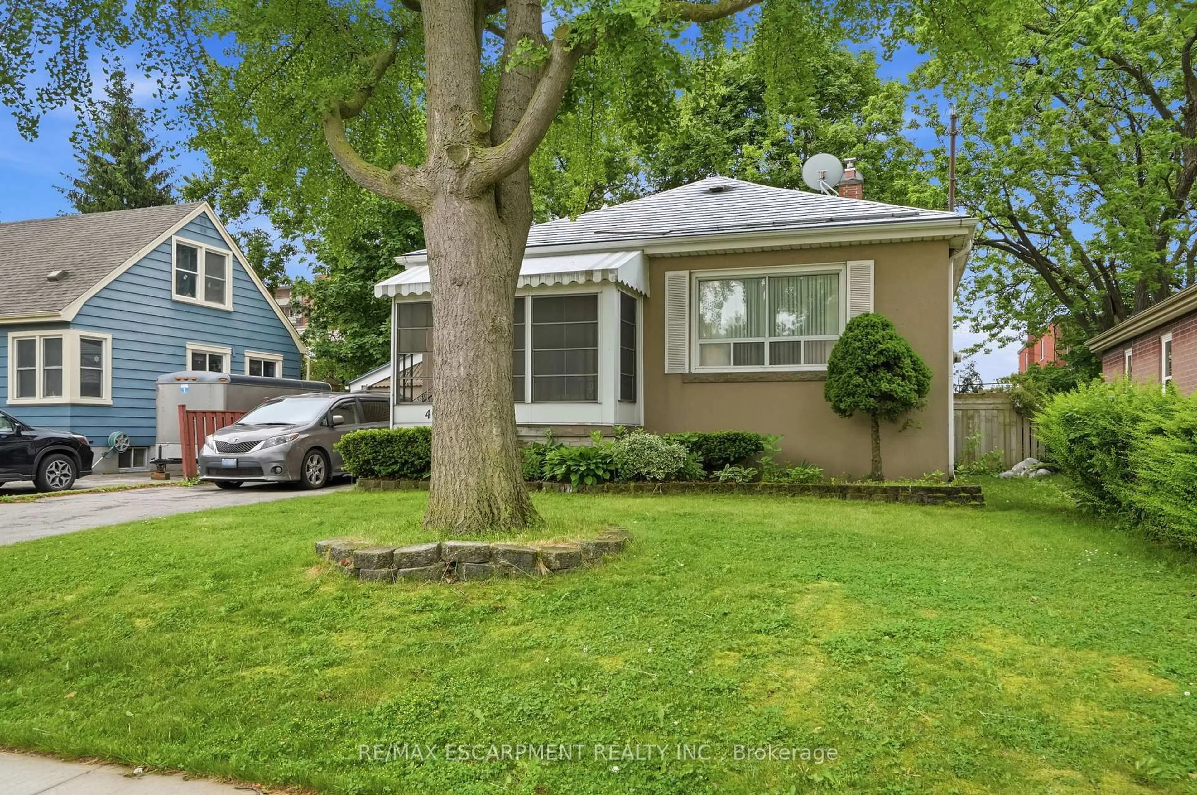 Unknown for 4 Duncombe Dr, Hamilton Ontario L9A 2E8