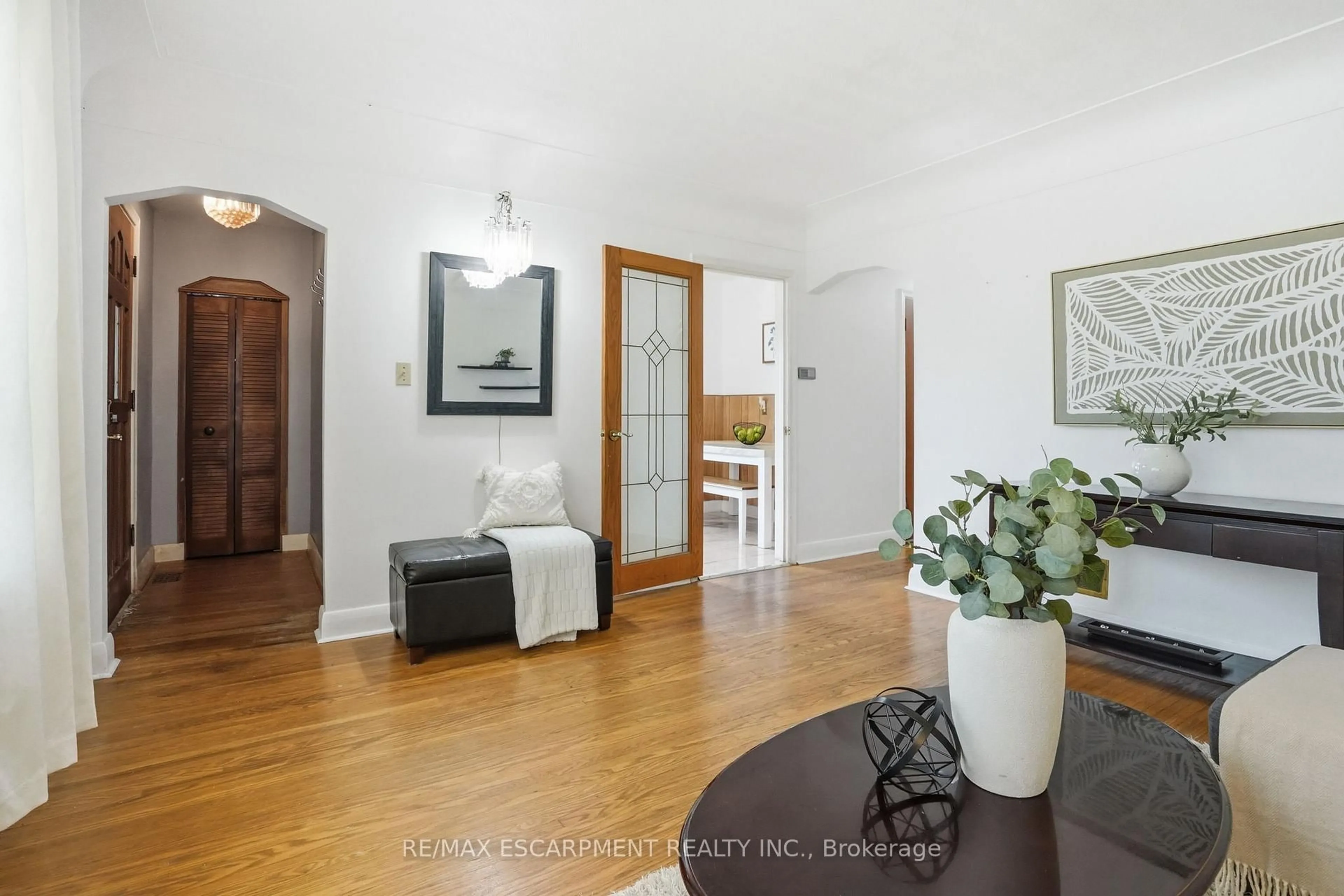 Indoor entryway for 4 Duncombe Dr, Hamilton Ontario L9A 2E8