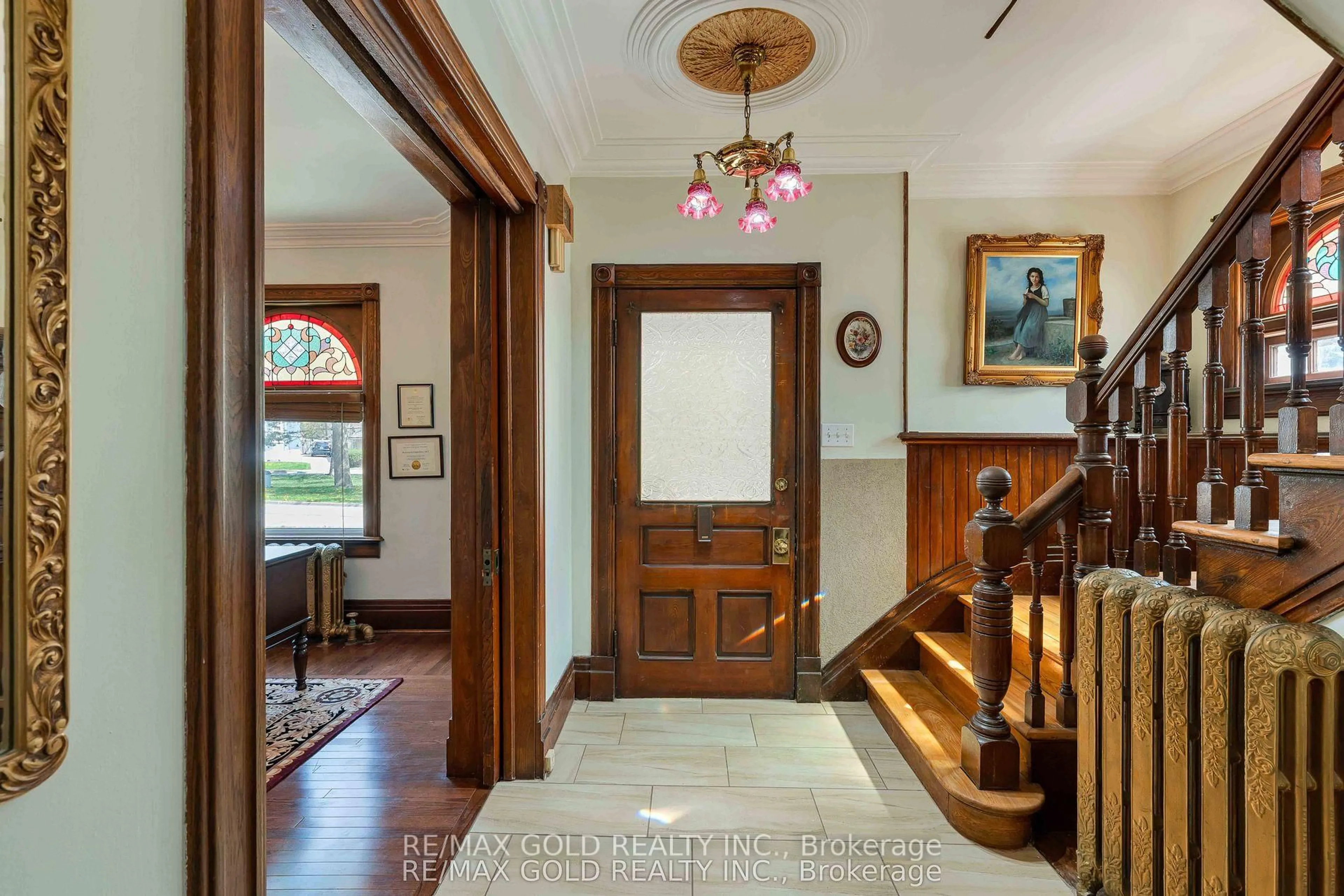 Indoor foyer for 16 Maynard Ave, Kitchener Ontario N2H 4Z6