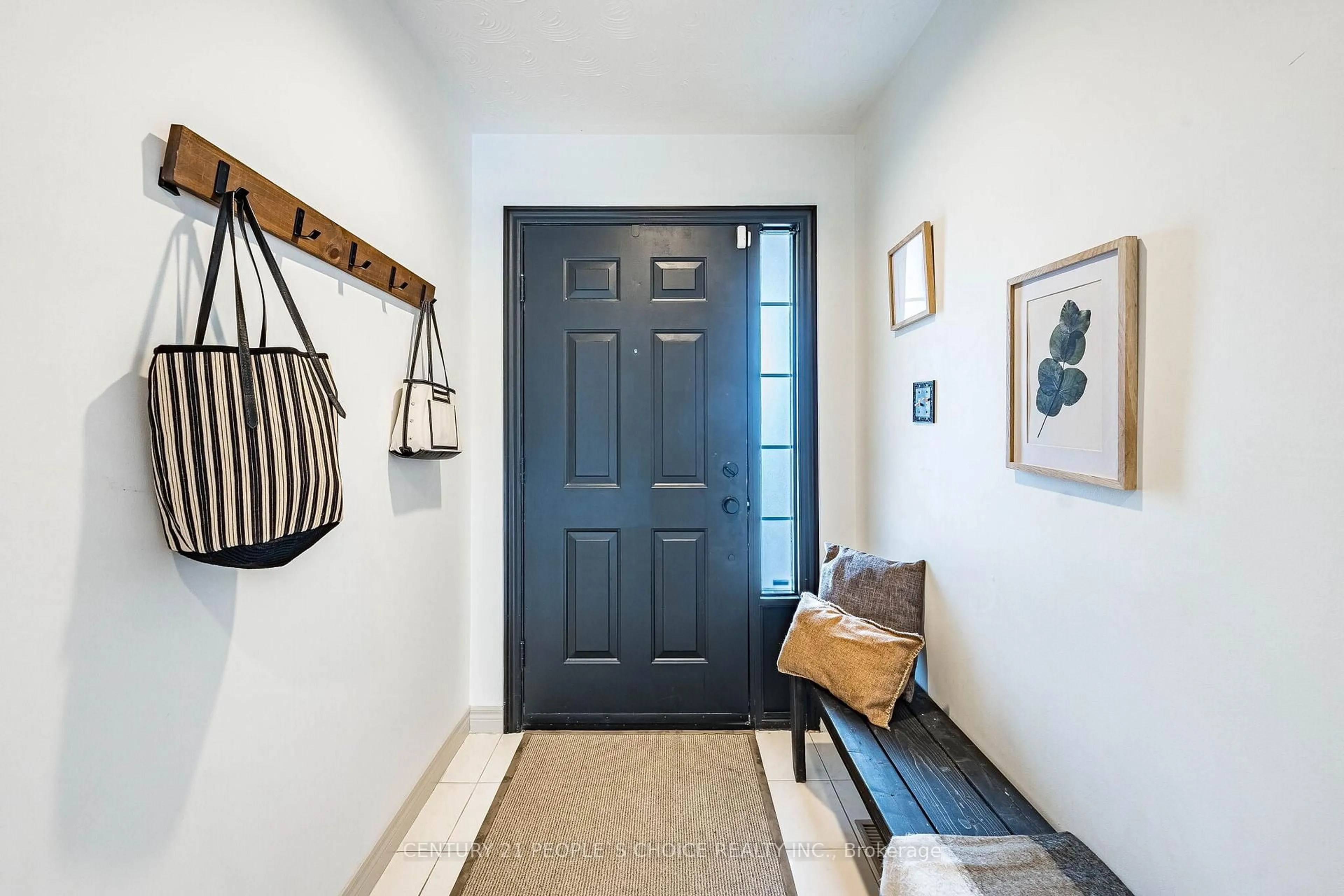 Indoor entryway for 295 Locheed Dr, Hamilton Ontario L8T 4Z6