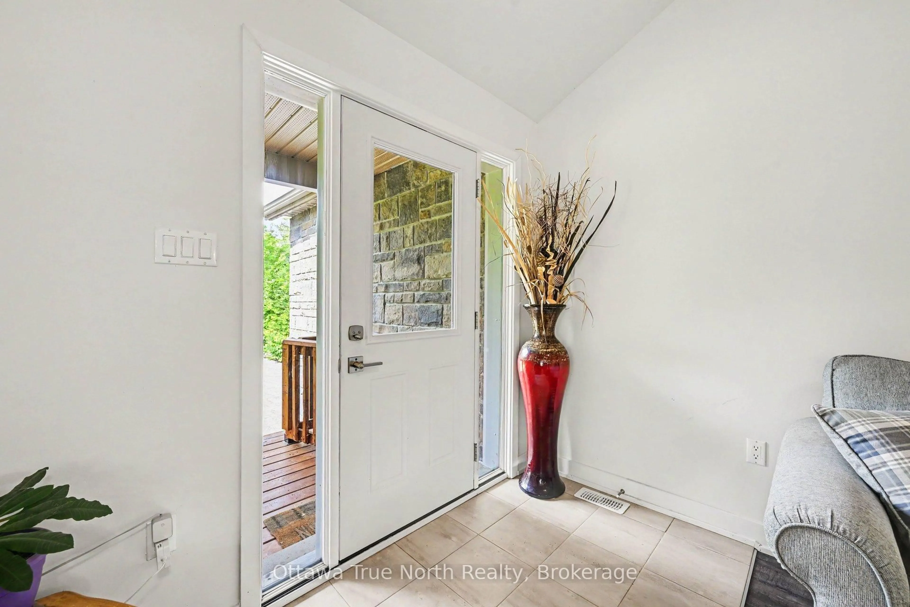 Indoor entryway for 1196 Flat Rapids Rd, Arnprior Ontario K7S 3G8
