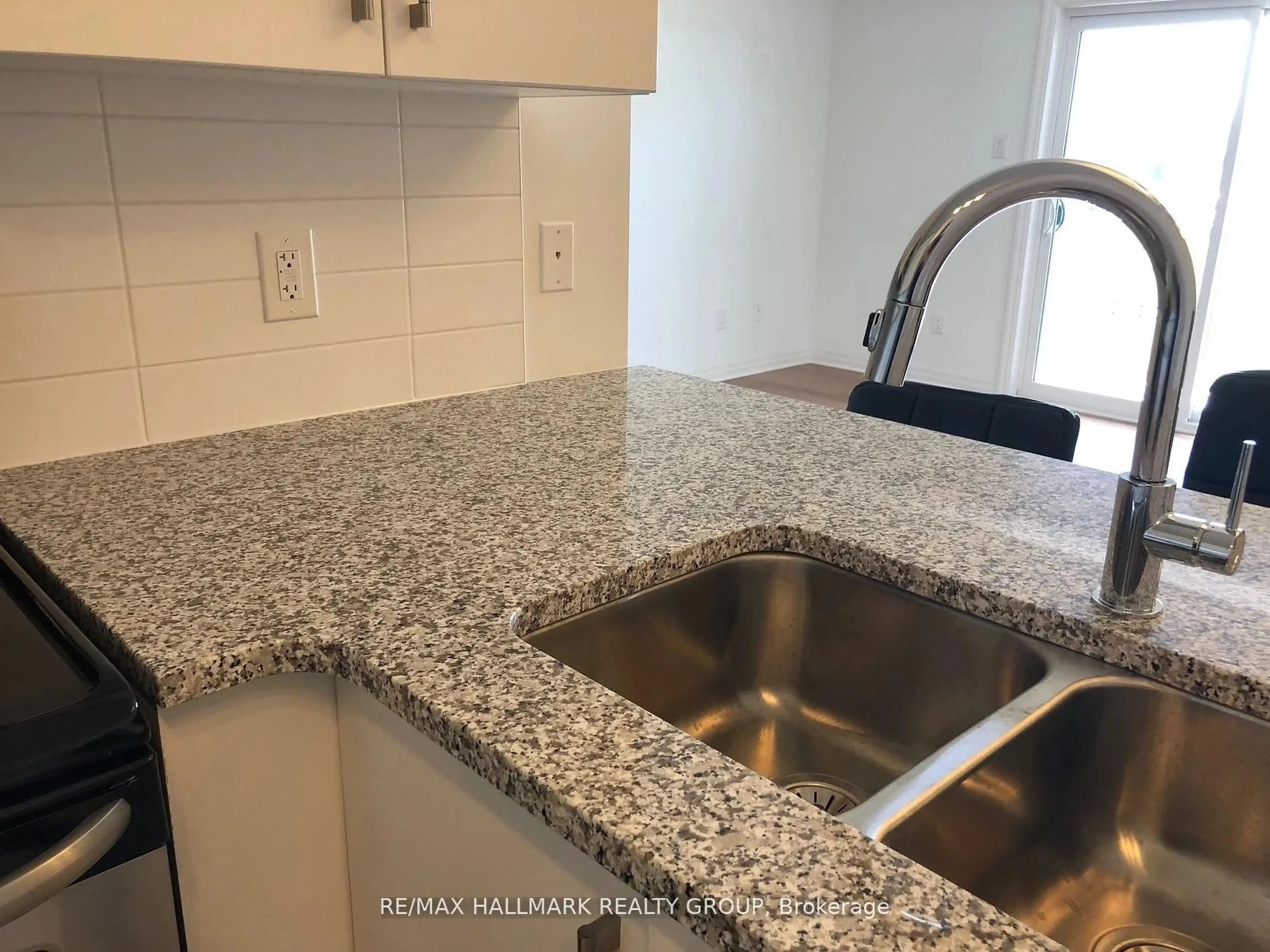 Standard kitchen, ceramic/tile floor for 273 BIG SKY Private, Ottawa Ontario K1T 0M8