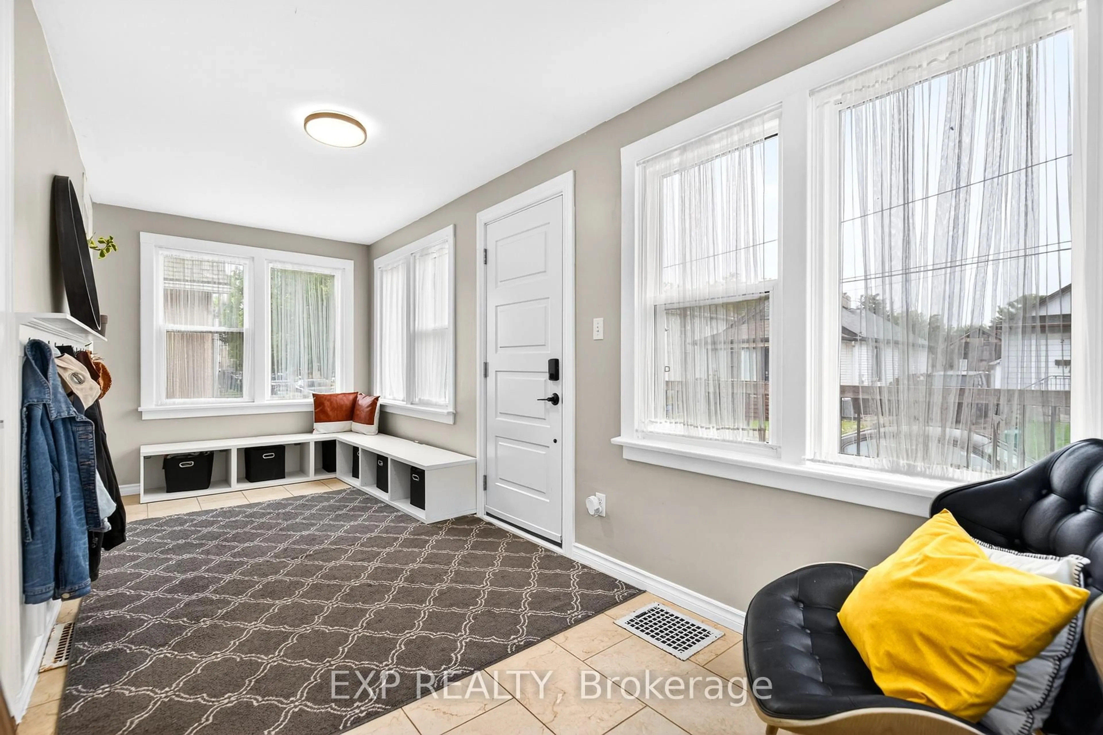 Indoor entryway for 5 Elberta St, St. Catharines Ontario L2M 5M4