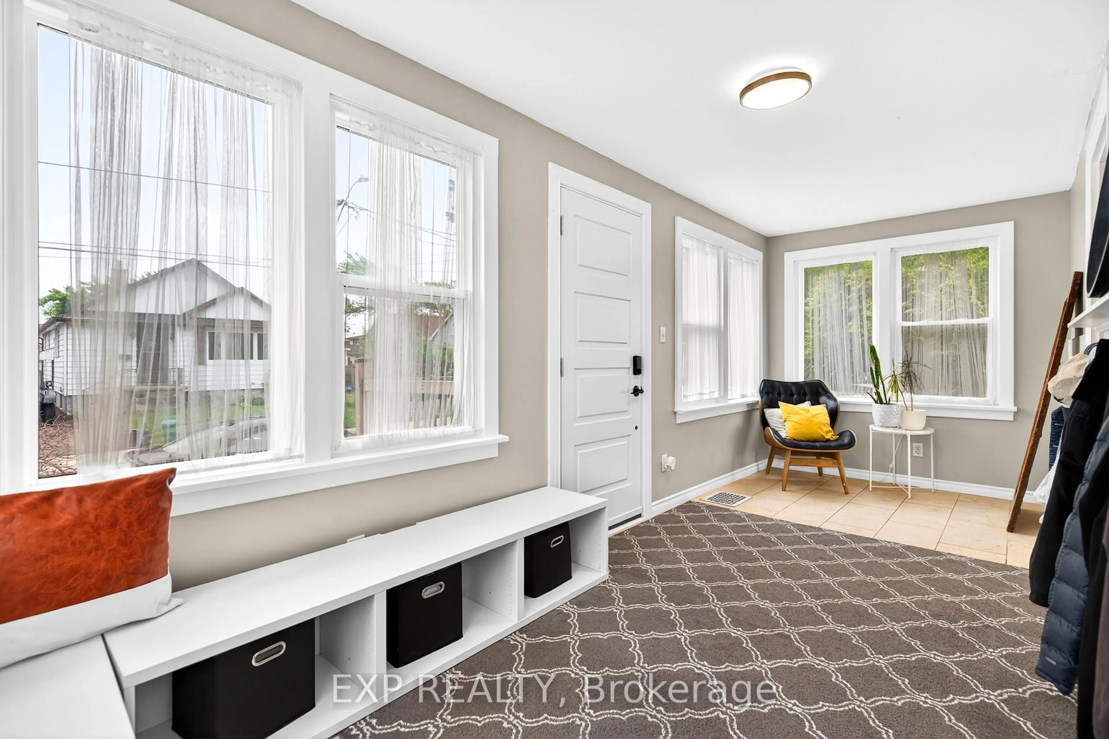 Indoor entryway for 5 Elberta St, St. Catharines Ontario L2M 5M4