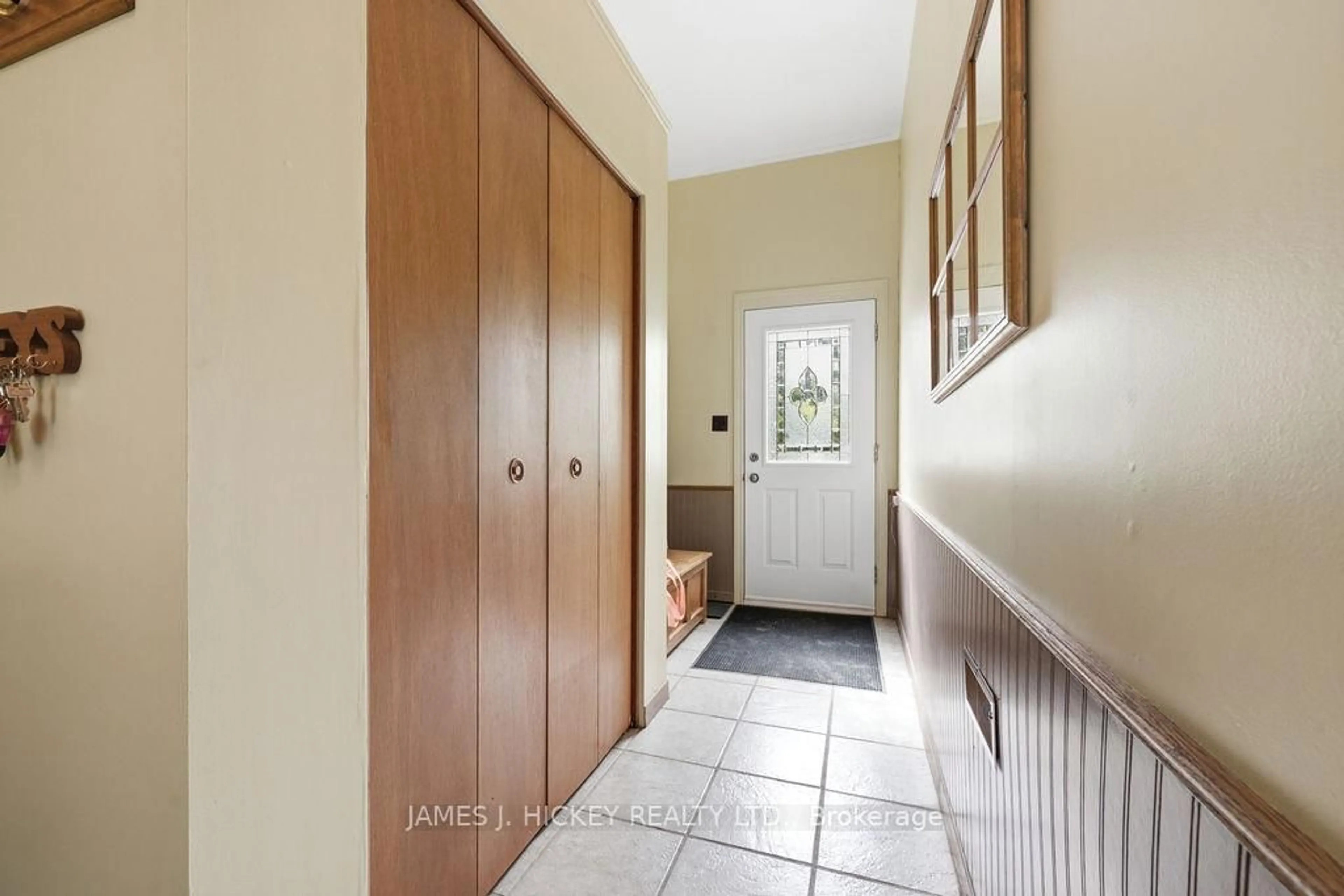 Indoor entryway for 23 Thomas St, Deep River Ontario K0J 1P0