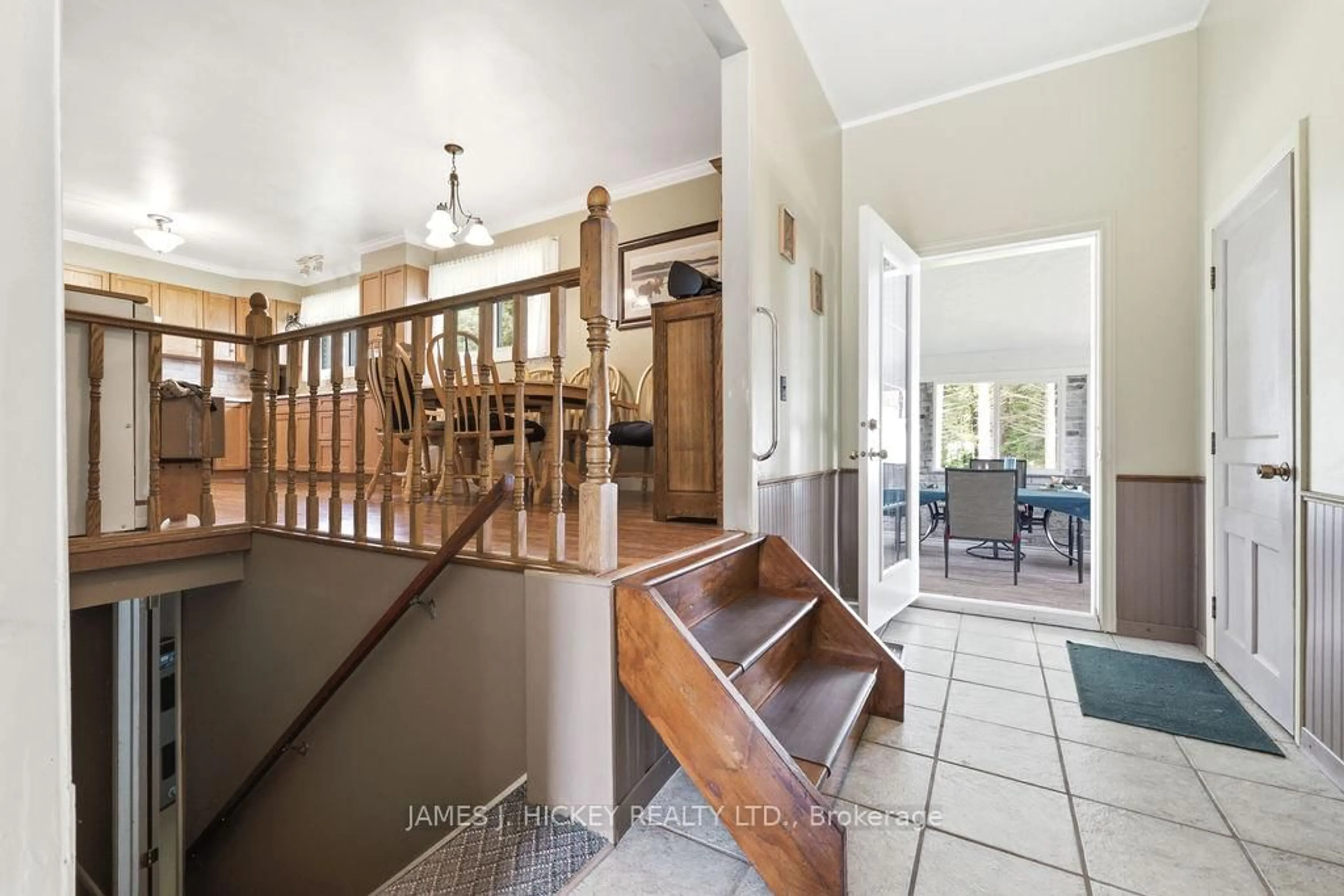 Indoor foyer for 23 Thomas St, Deep River Ontario K0J 1P0