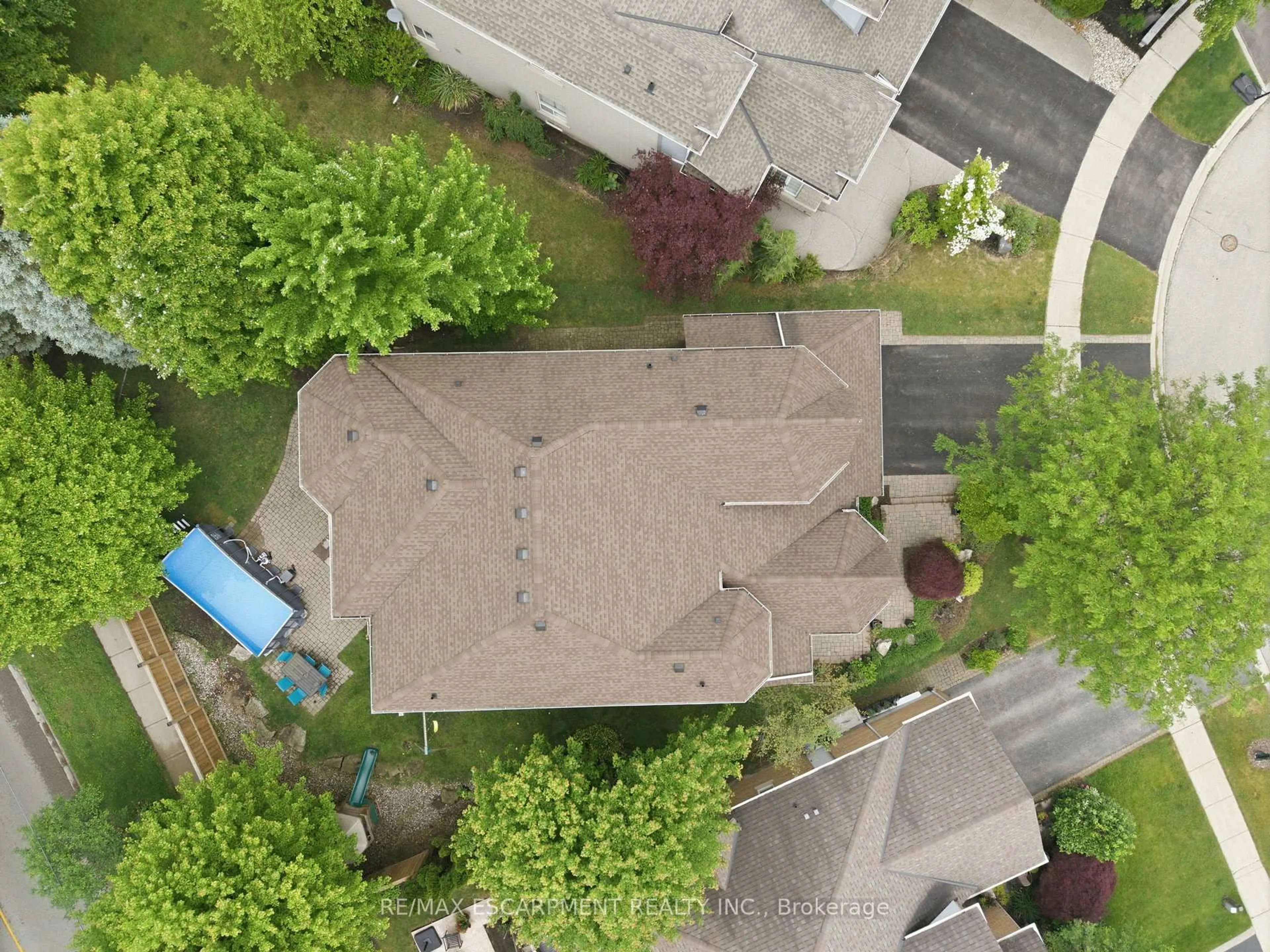A pic from outside/outdoor area/front of a property/back of a property/a pic from drone, street for 58 ANDERSON Crt, Hamilton Ontario L9G 4Z7