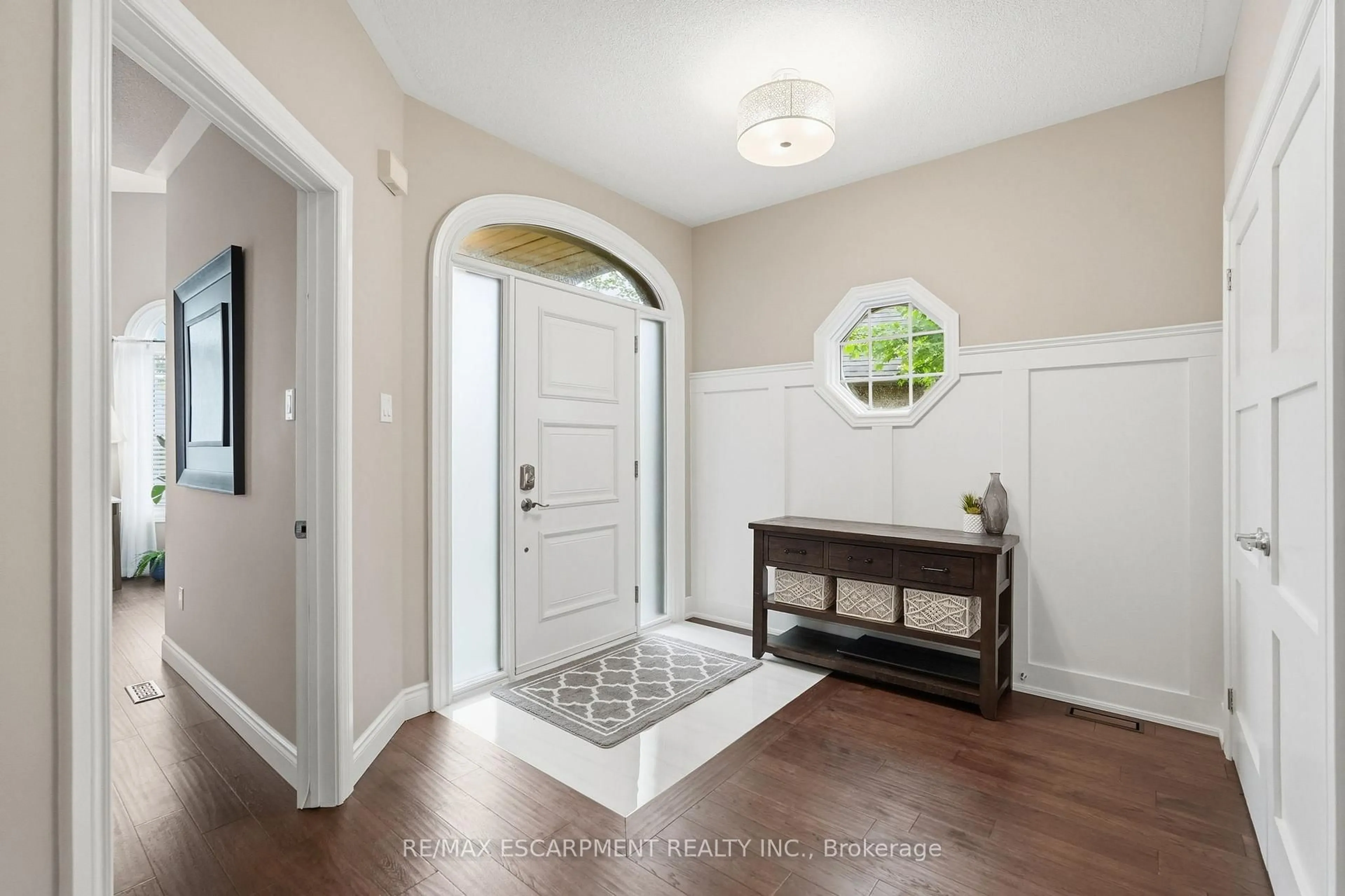 Indoor entryway for 58 ANDERSON Crt, Hamilton Ontario L9G 4Z7