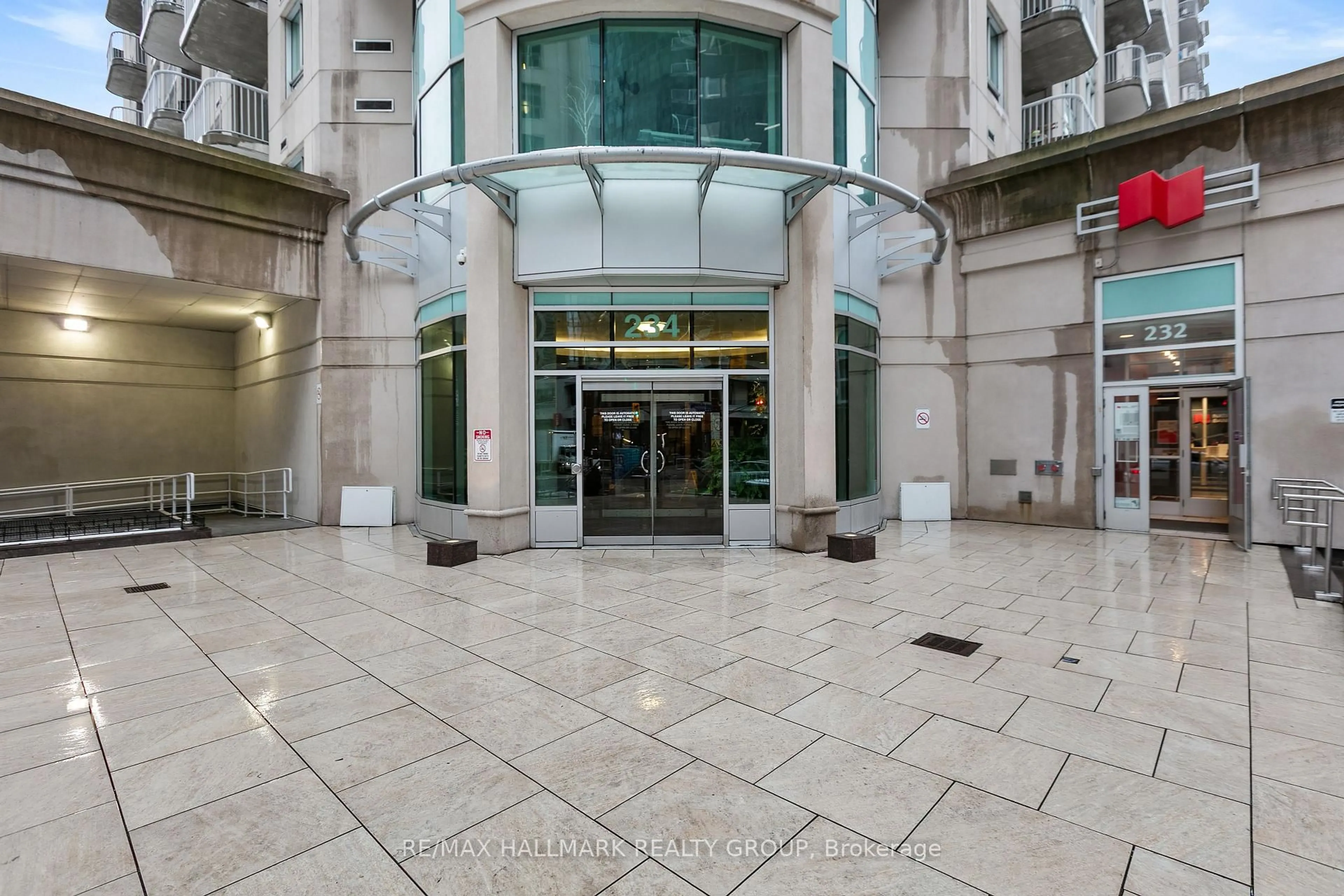 Indoor foyer for 234 Rideau St #1509, Ottawa Ontario K1N 0A9