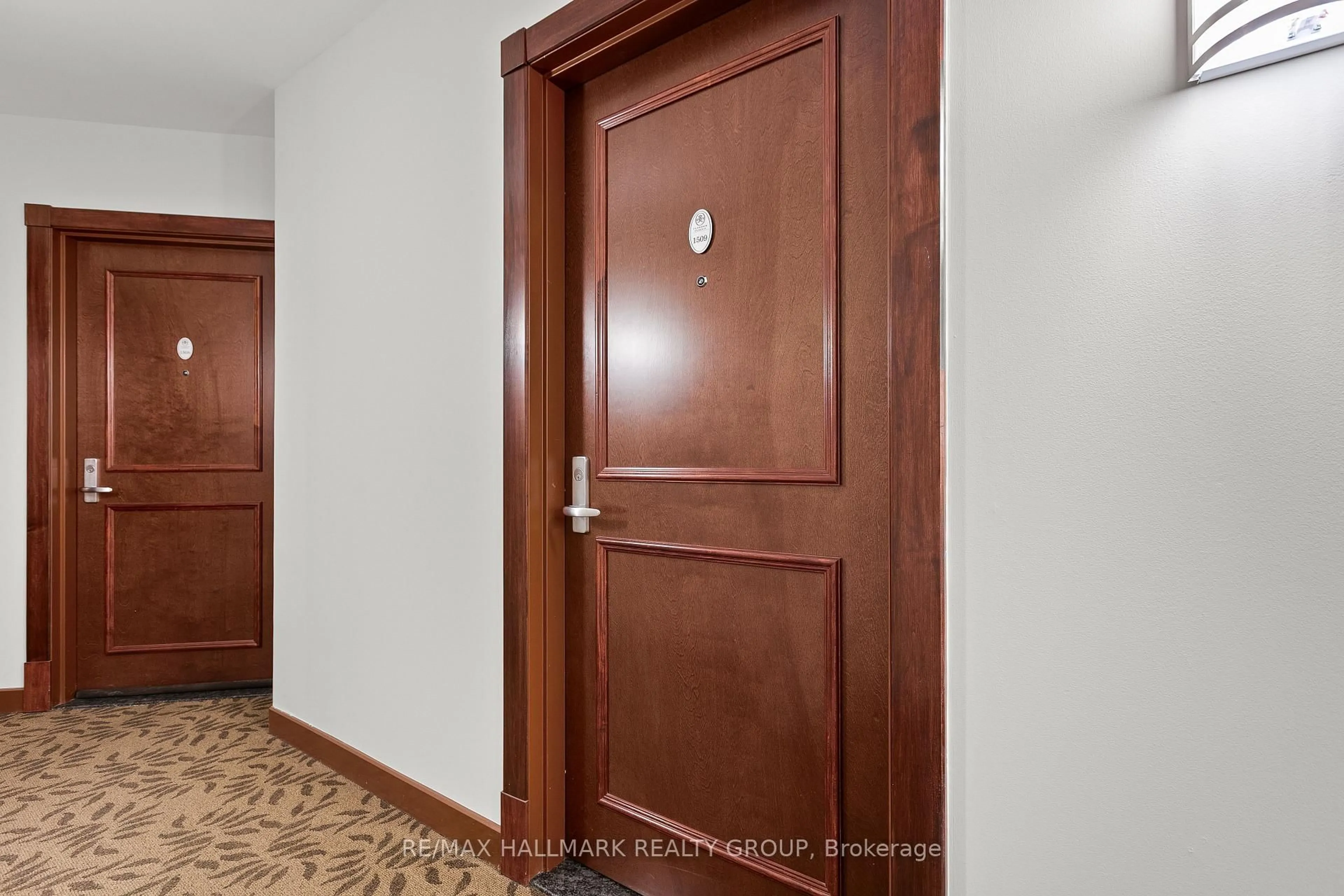 Indoor foyer for 234 Rideau St #1509, Ottawa Ontario K1N 0A9