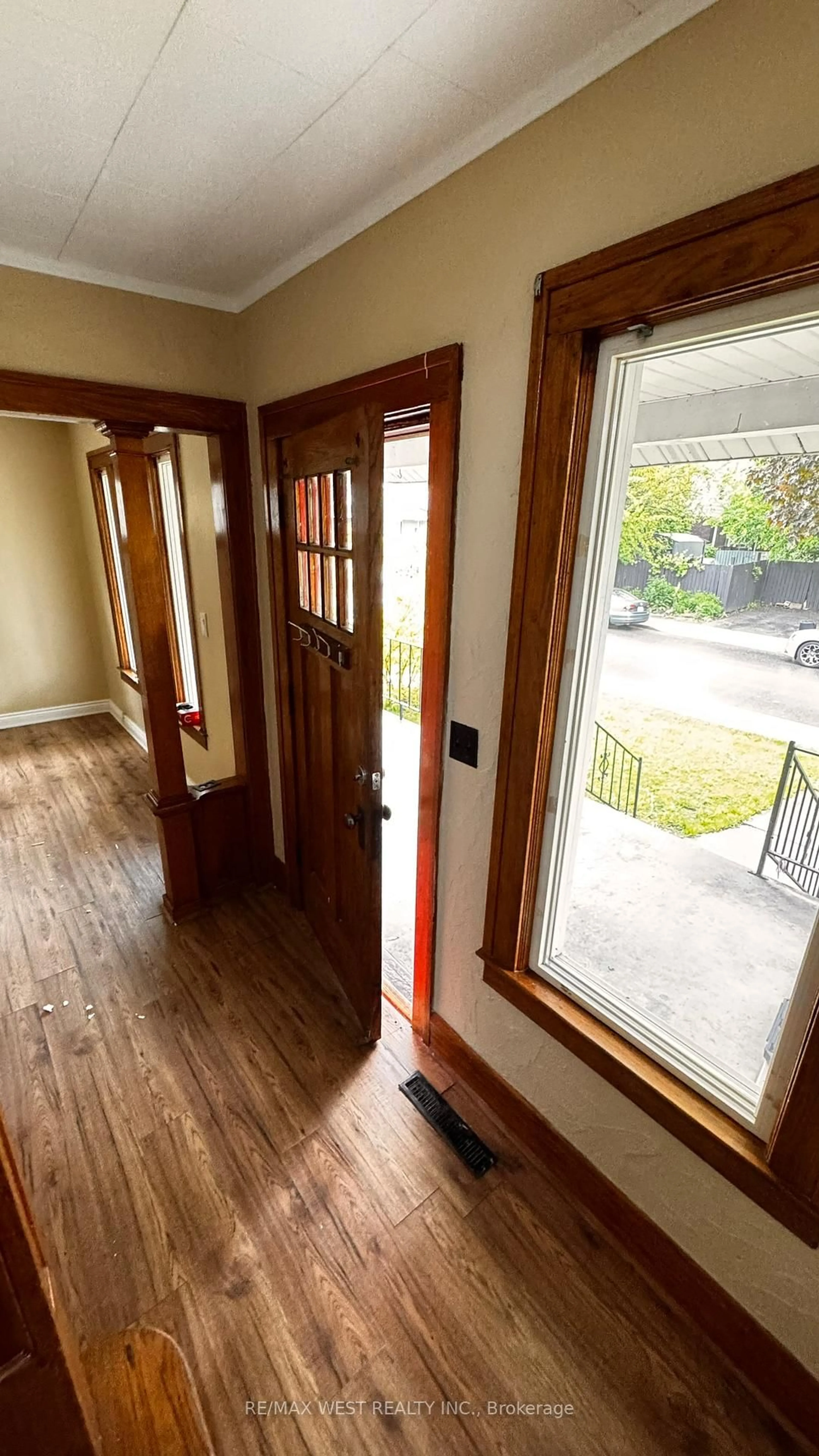 Indoor entryway for 1115 Church St, Windsor Ontario N9A 4V5