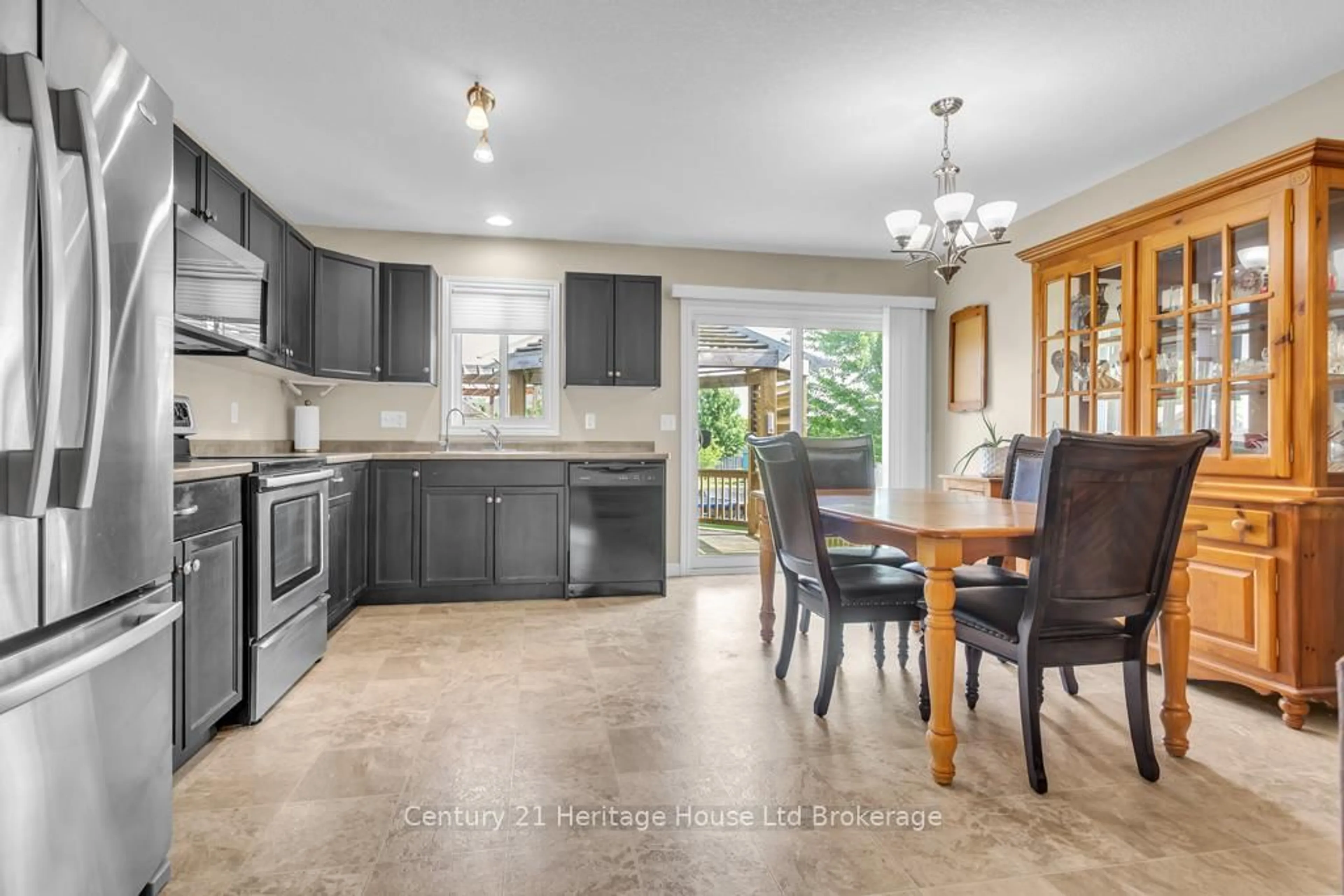 Open concept kitchen, ceramic/tile floor for 33 Park Pl, Tillsonburg Ontario N4G 0B8