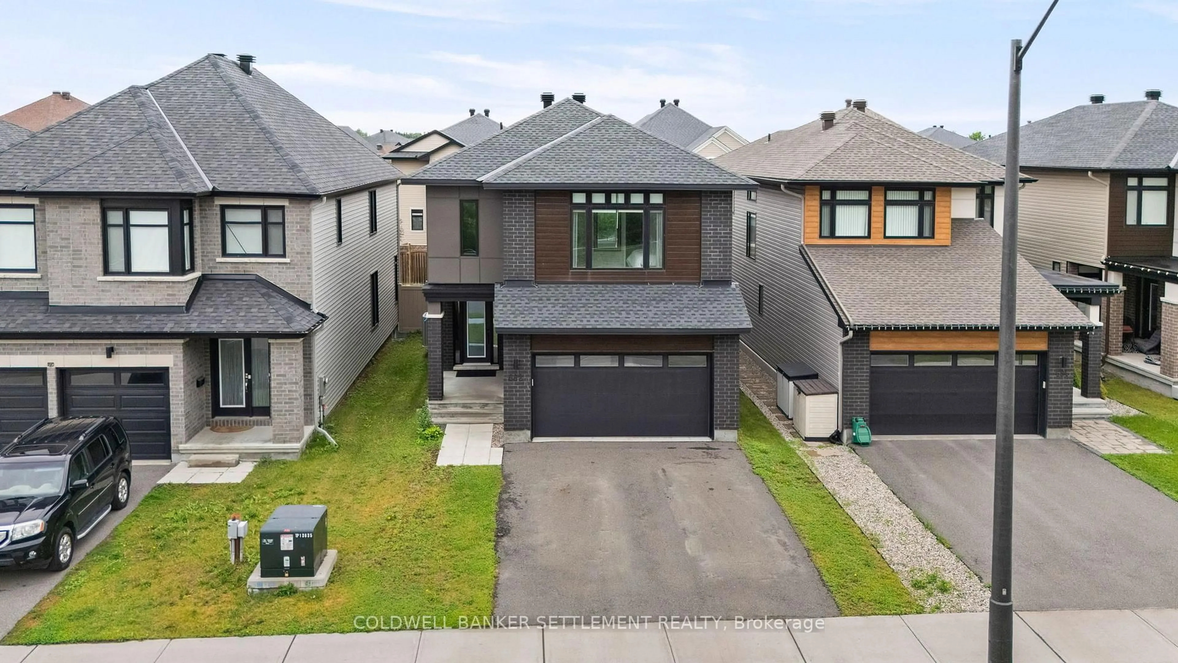 A pic from outside/outdoor area/front of a property/back of a property/a pic from drone, street for 682 Borbridge Ave, Ottawa Ontario K4M 0E3