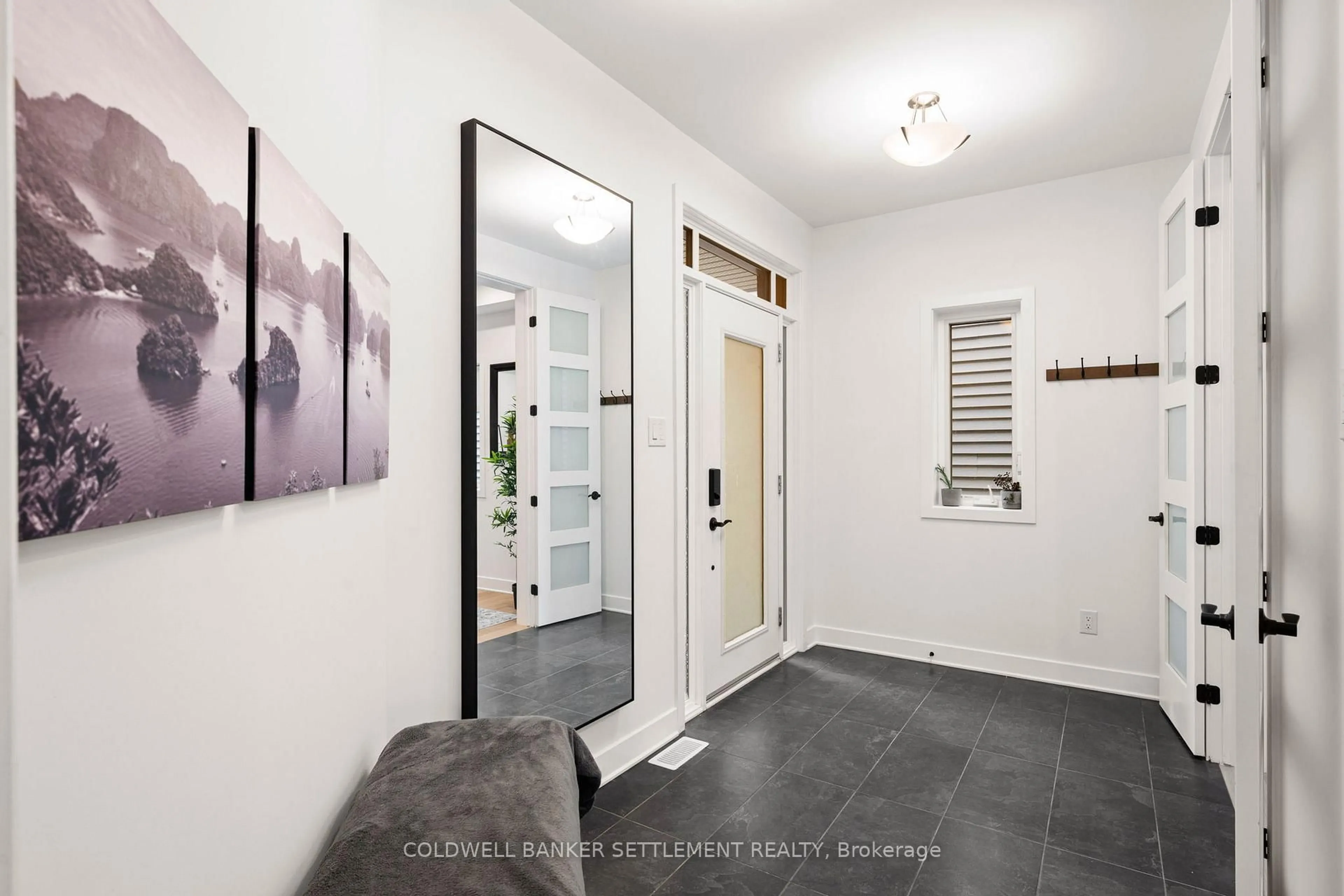 Indoor entryway for 682 Borbridge Ave, Ottawa Ontario K4M 0E3