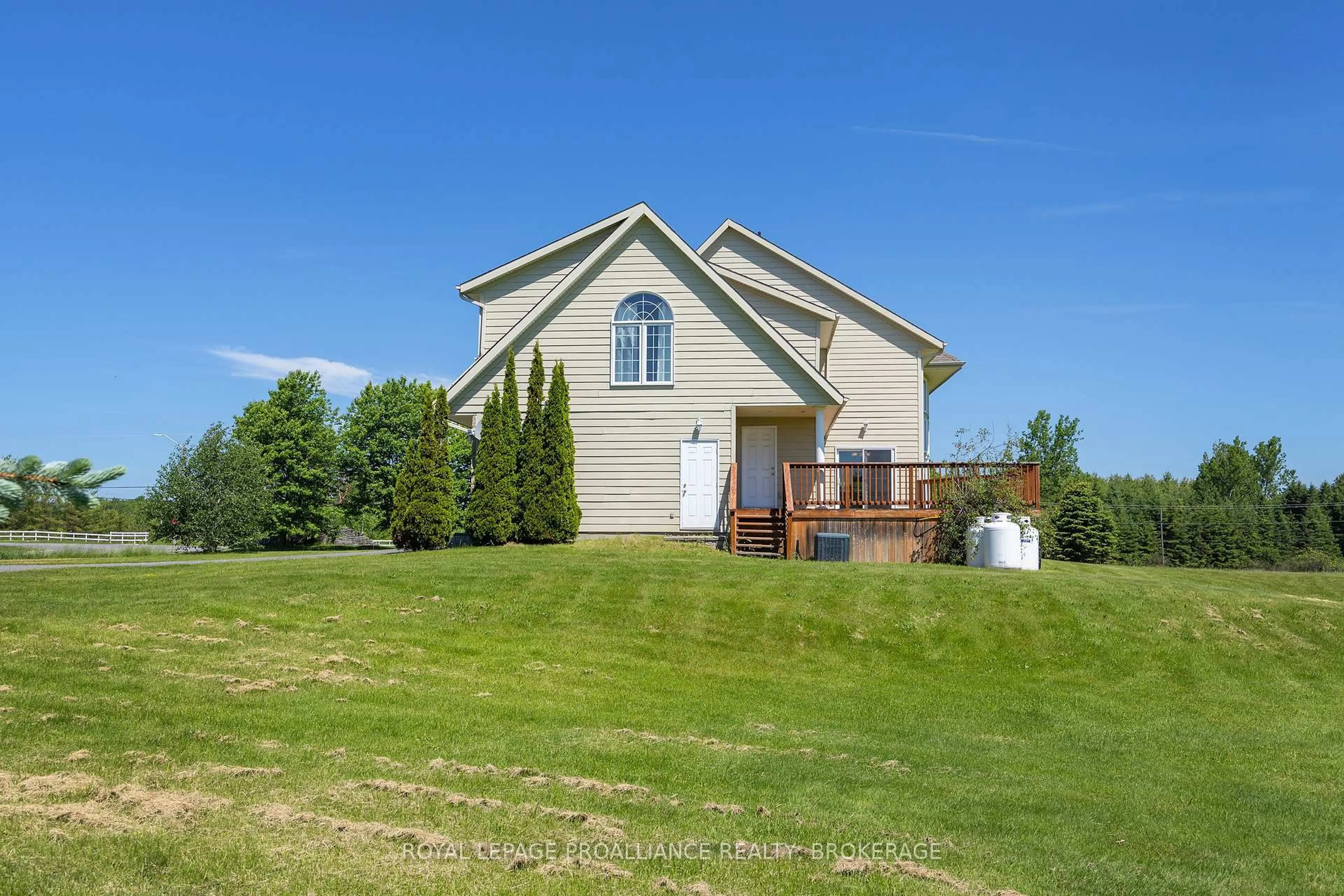 Home with vinyl exterior material, unknown for 1461 English Way, Kingston Ontario K7L 5H6