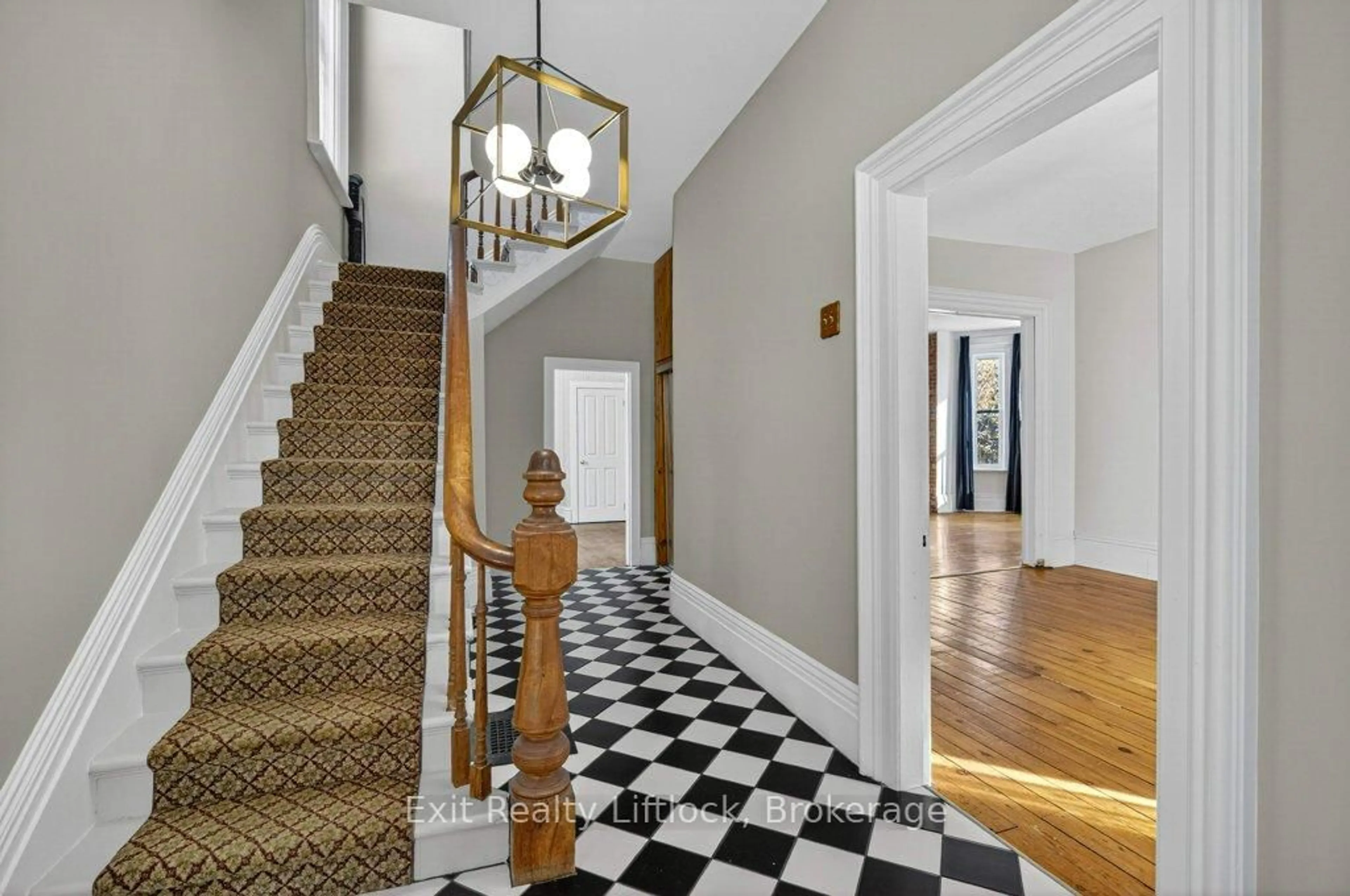 Indoor foyer for 212 Barnardo Ave, Peterborough Ontario K9H 5V7