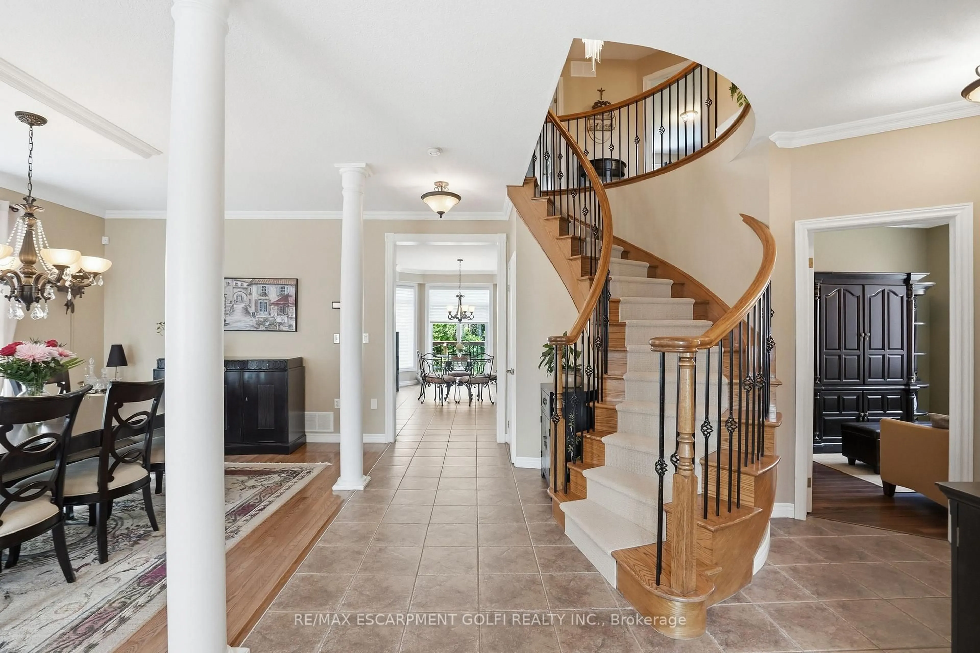 Indoor entryway for 26 Shadetree Cres, Hamilton Ontario L8J 3X2