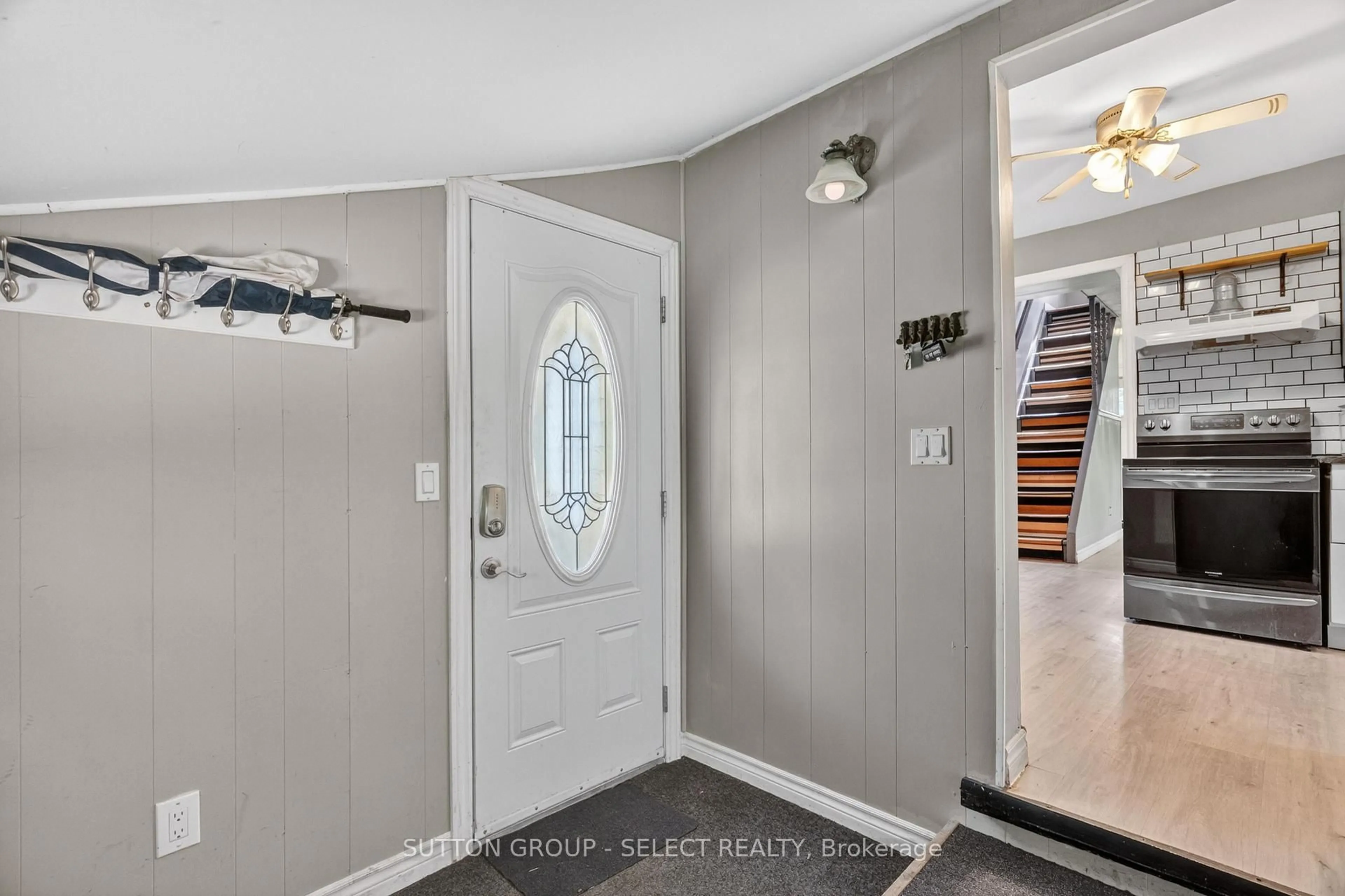 Indoor entryway for 30 Argyle St, Lambton Shores Ontario N0N 1J0
