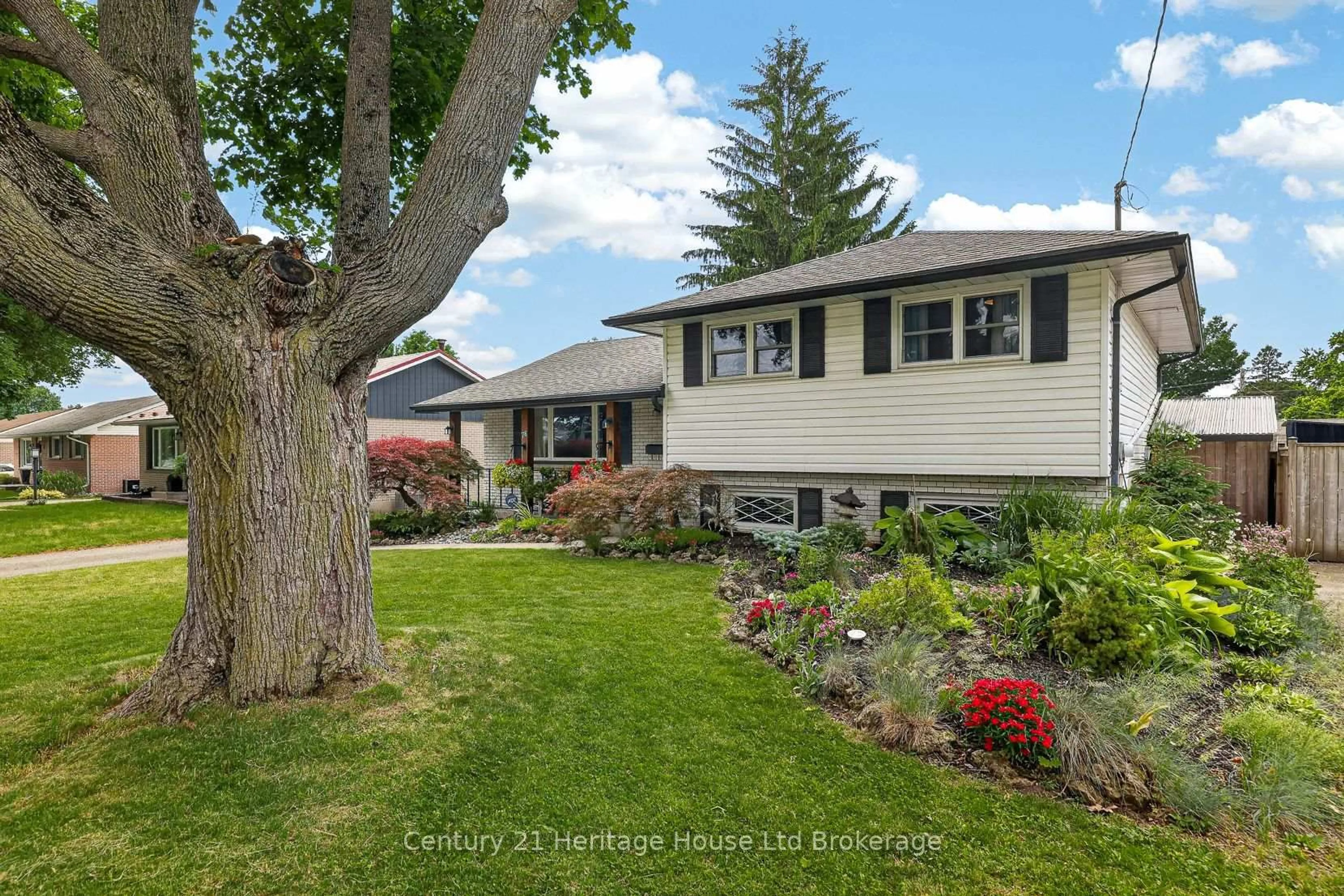 Home with vinyl exterior material, street for 78 Lyndale Cres, Woodstock Ontario N4S 7S9