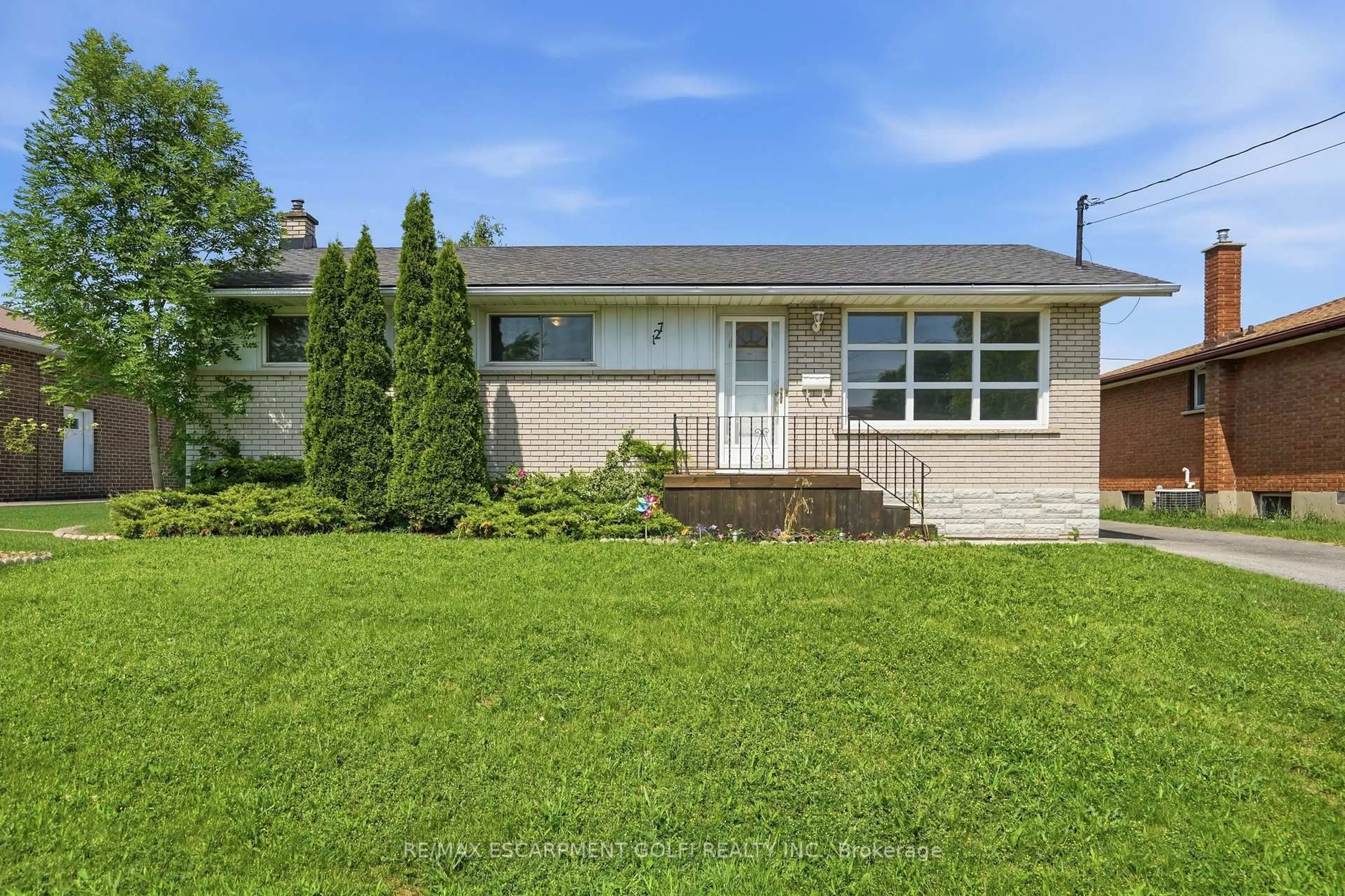 Home with vinyl exterior material, street for 127 WELLINGTON St, Welland Ontario L3B 1B2