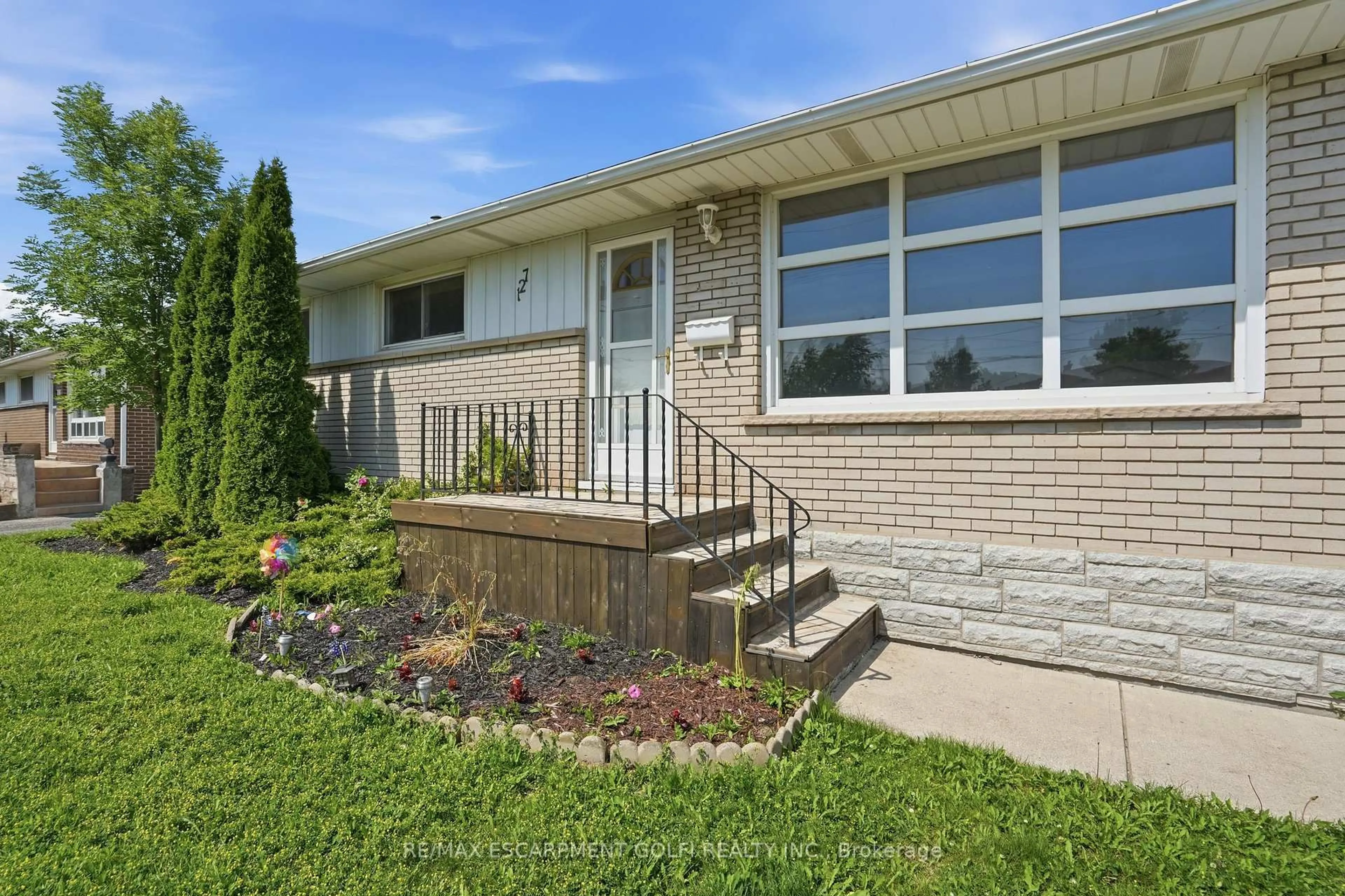 Home with vinyl exterior material, street for 127 WELLINGTON St, Welland Ontario L3B 1B2