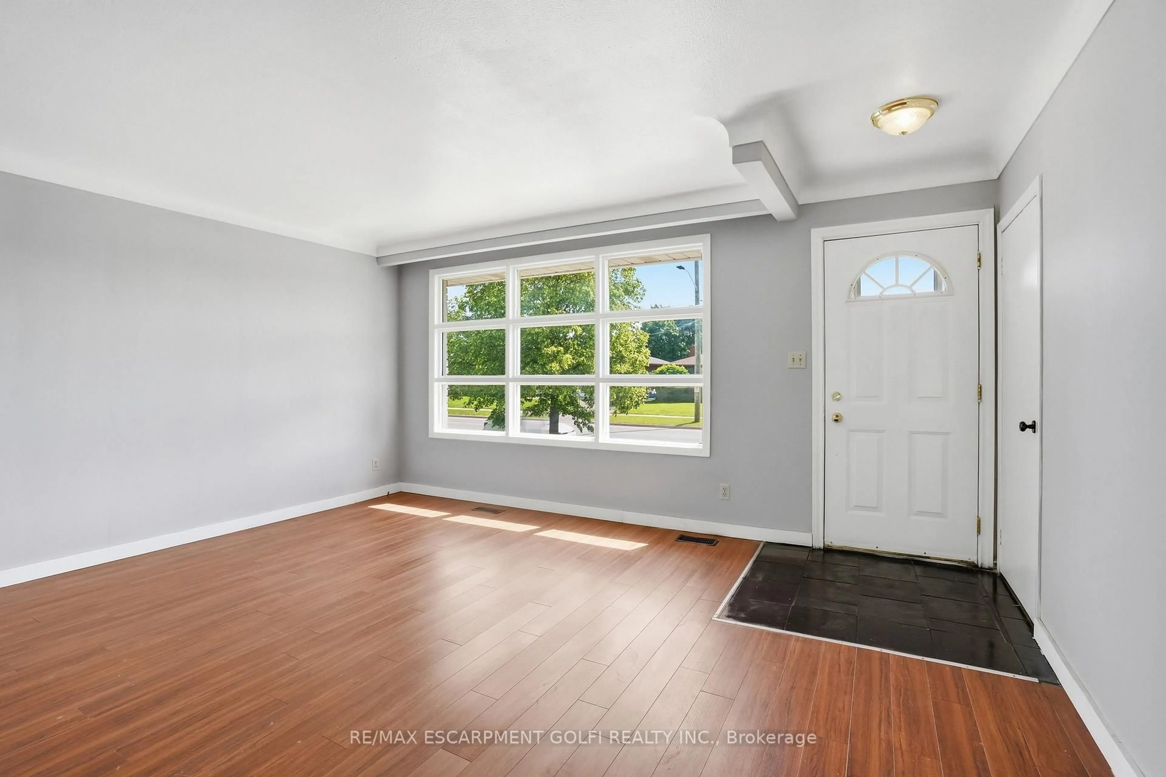 Indoor entryway for 127 WELLINGTON St, Welland Ontario L3B 1B2