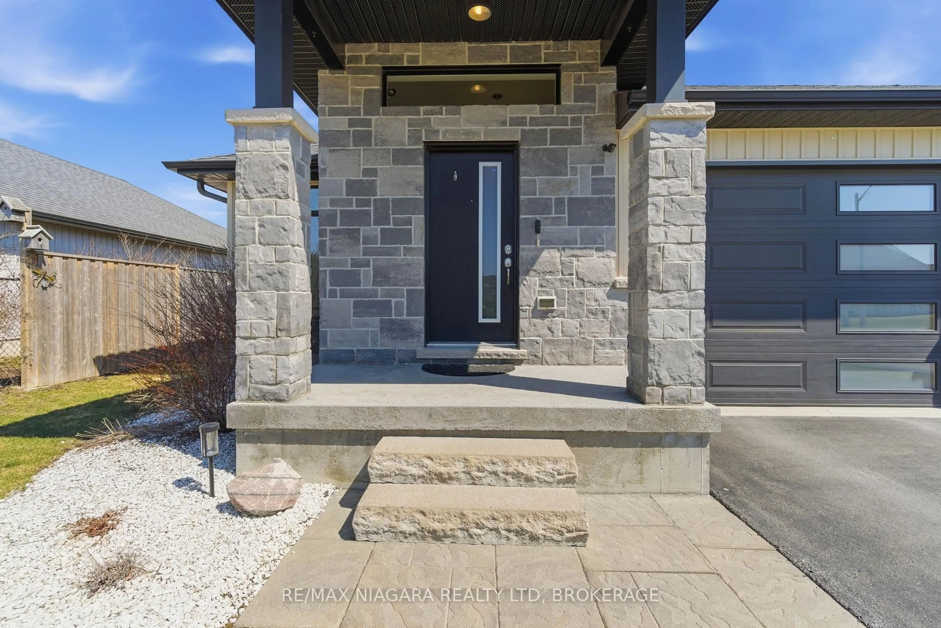 Indoor entryway for 9 Granite Dr, Belleville Ontario K8P 0C6
