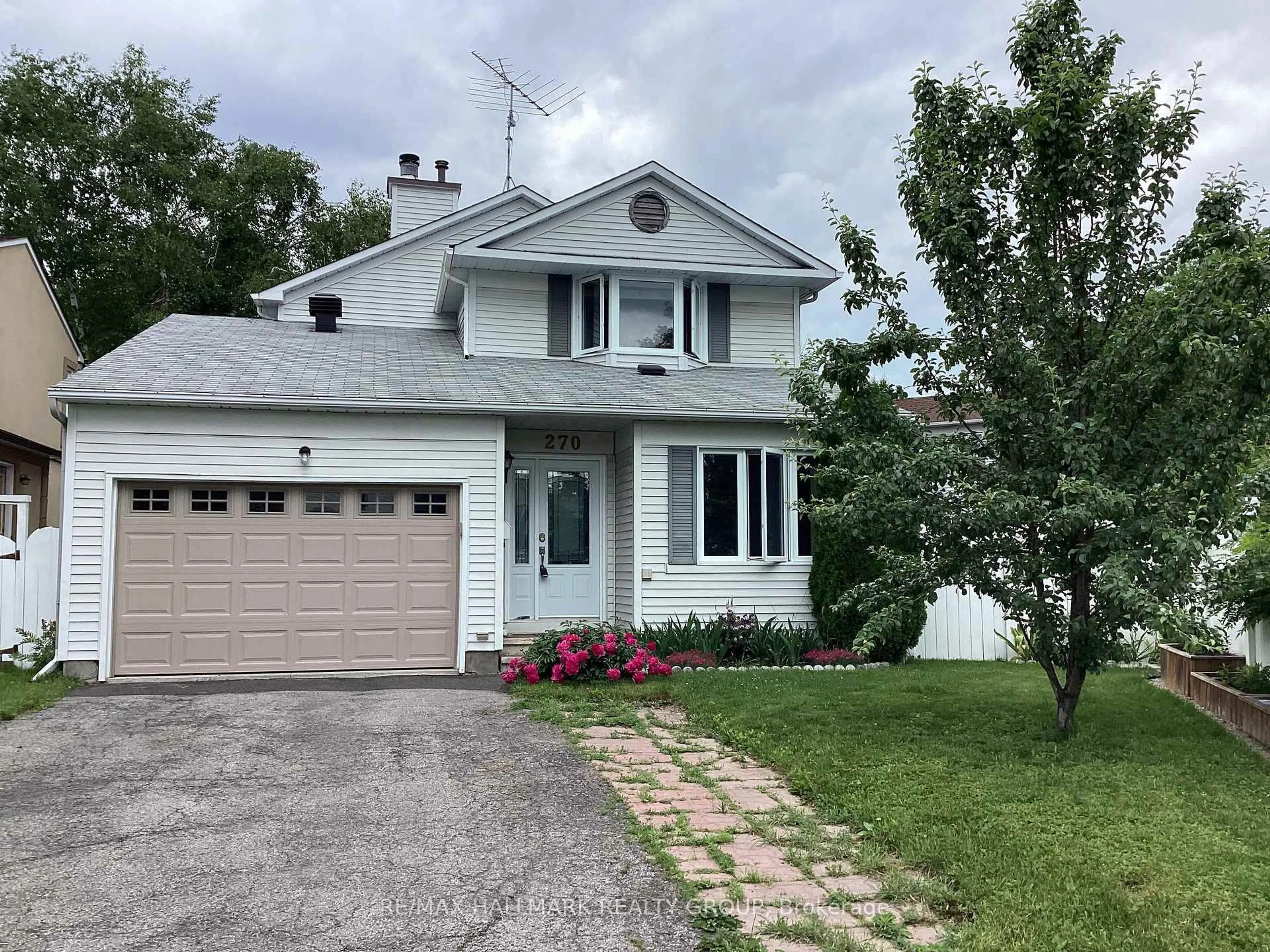 Home with vinyl exterior material, street for 270 Mceachern Cres, Ottawa Ontario K1E 3K5