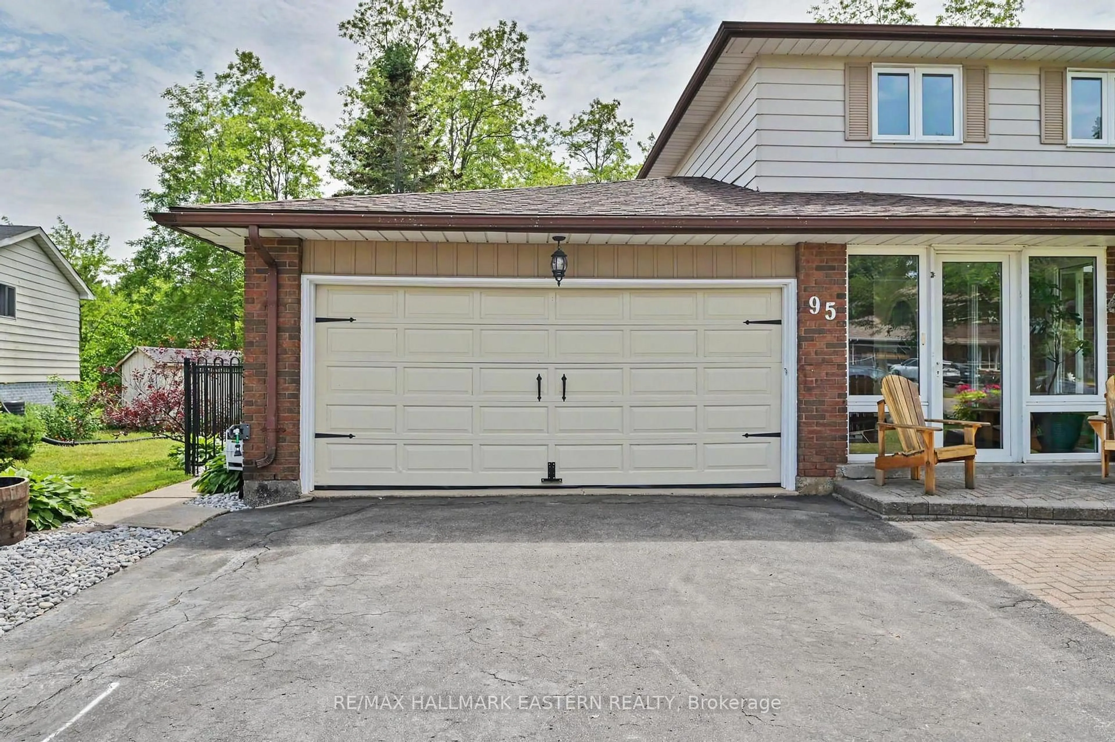 Indoor garage for 95 Centennial Dr, Port Hope Ontario L1A 3X3