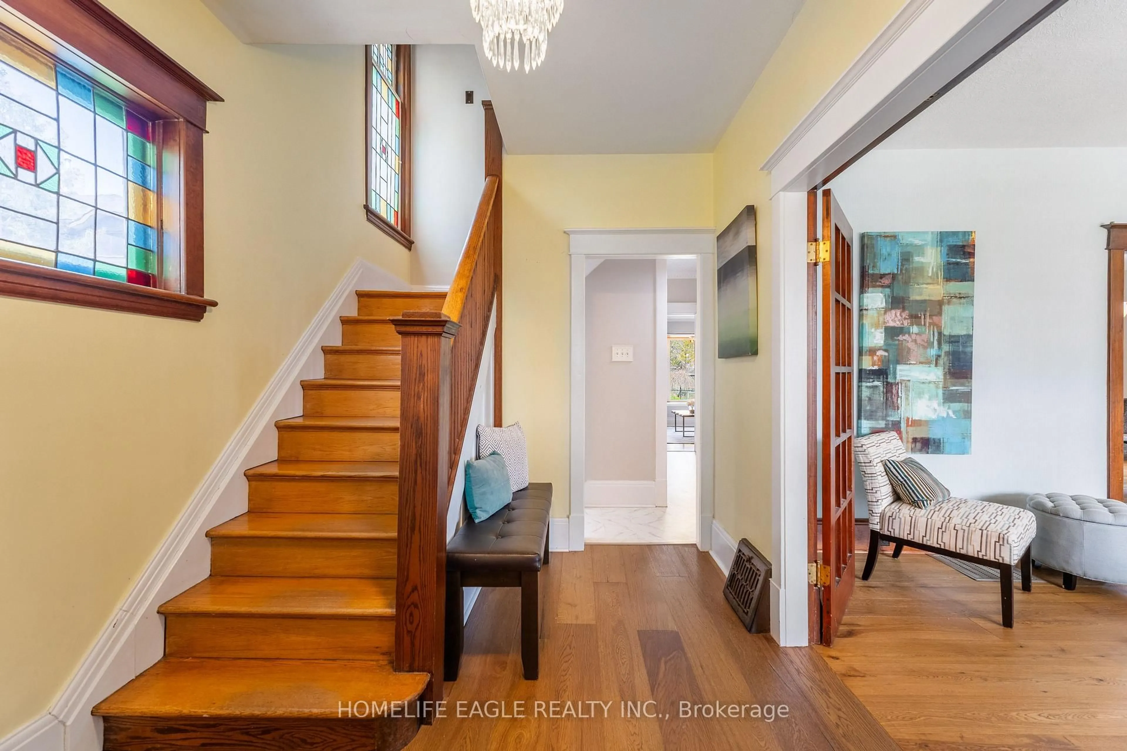 Indoor entryway for 54 Wellington St, Kawartha Lakes Ontario K9V 3N5