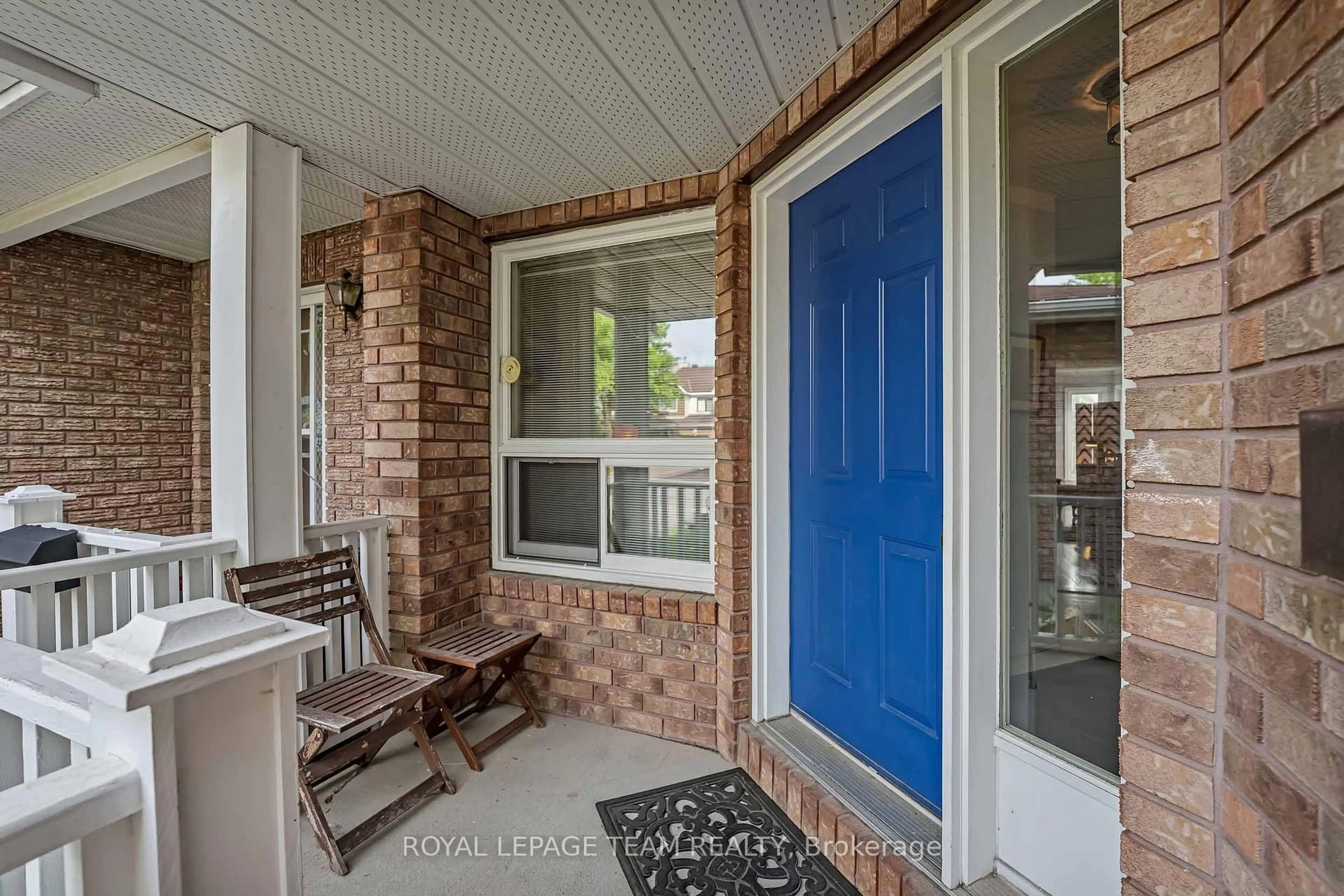 Indoor entryway for 23 Roblyn Way, Ottawa Ontario K2G 5Z4
