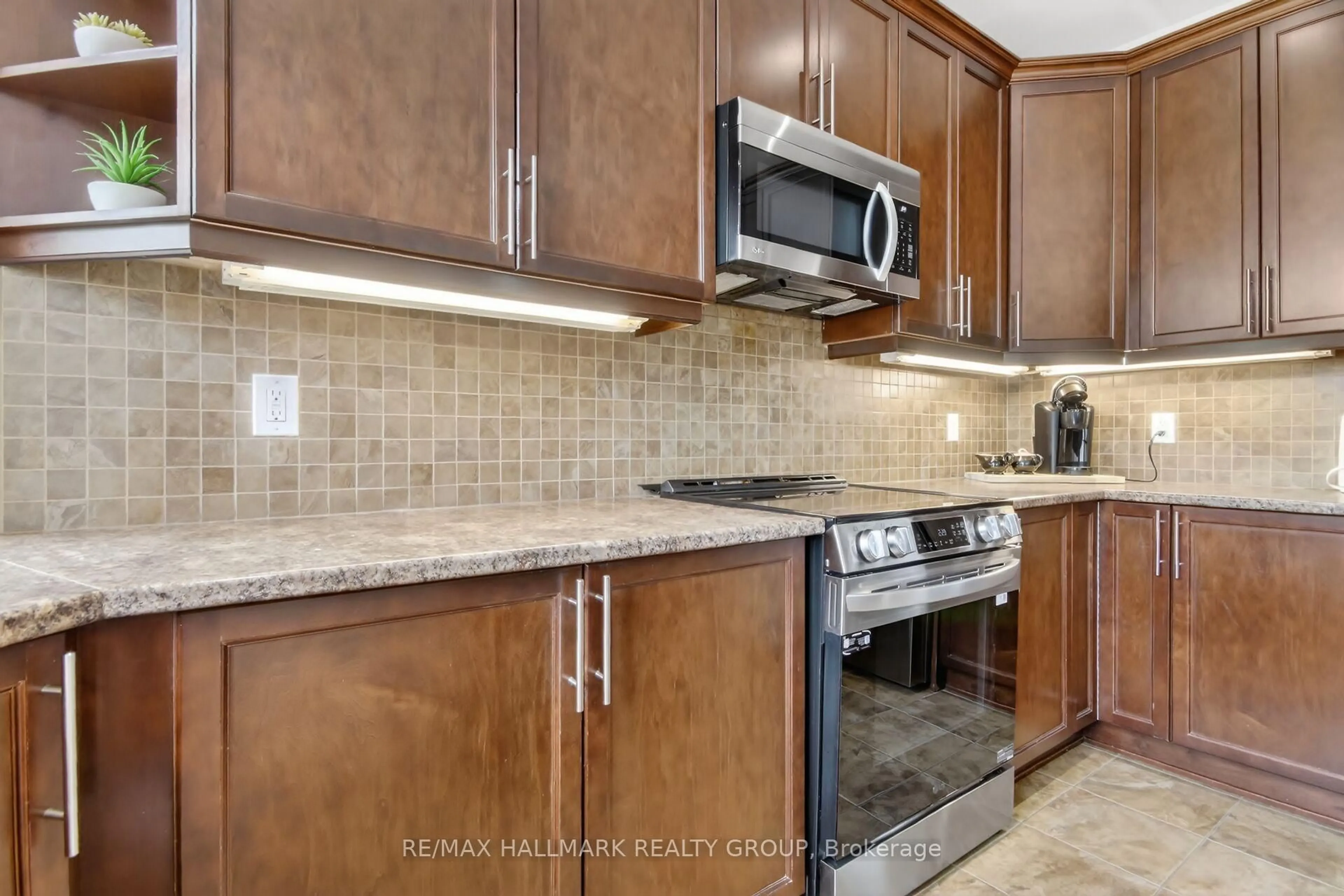 Standard kitchen, ceramic/tile floor for 189 Bridgestone Dr, Ottawa Ontario K2M 0C5