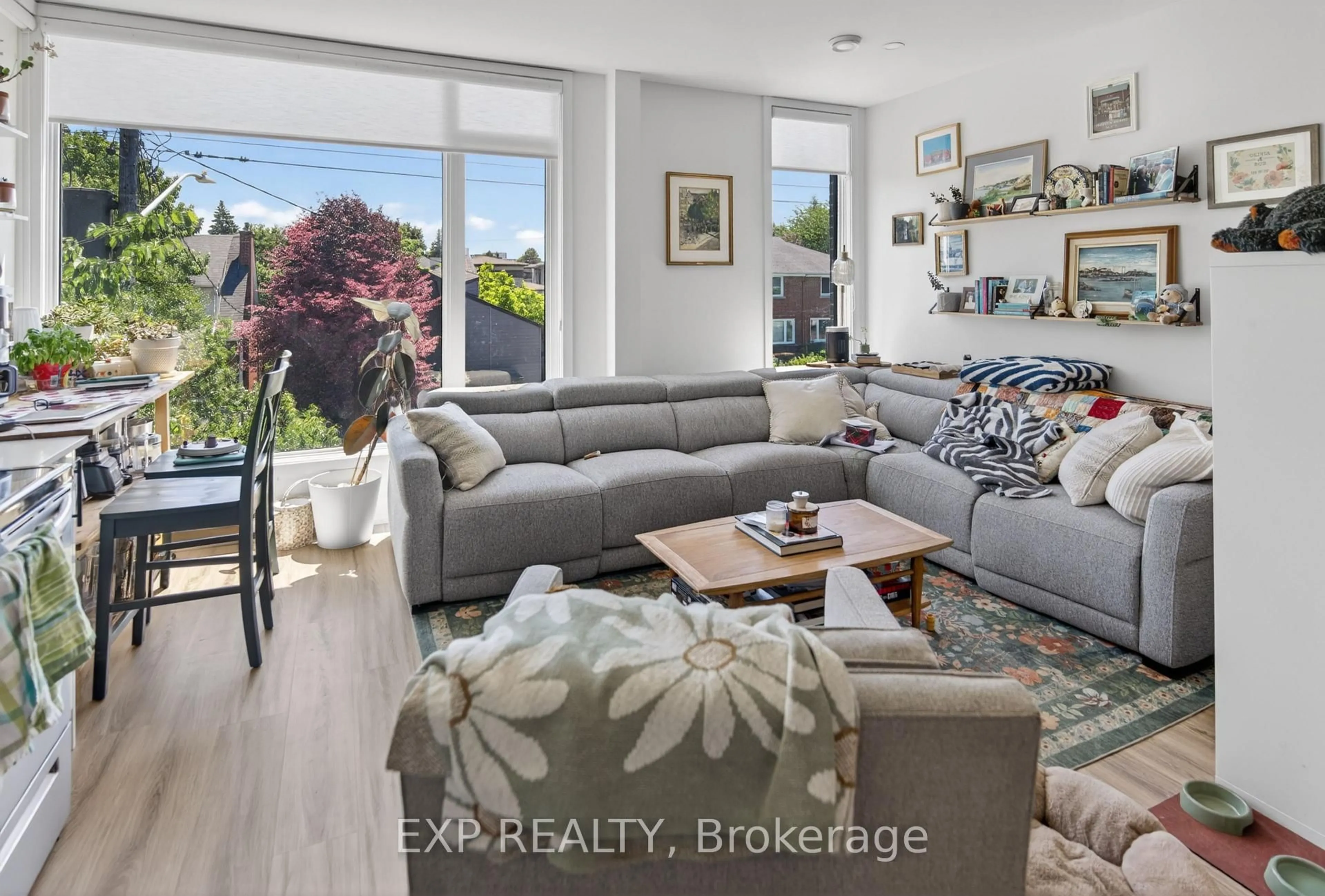 Living room with furniture, unknown for 271 DUNCAIRN Ave, Ottawa Ontario K1Z 7H1