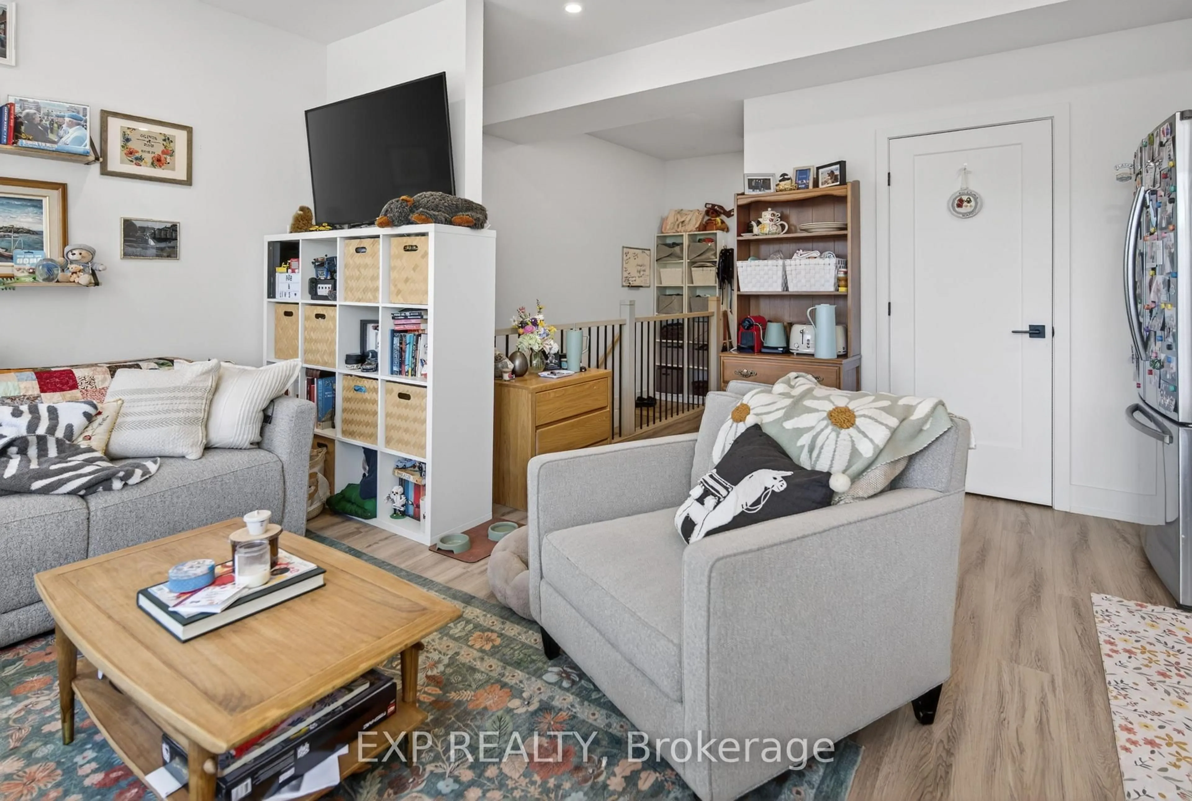 Living room with furniture, unknown for 271 DUNCAIRN Ave, Ottawa Ontario K1Z 7H1