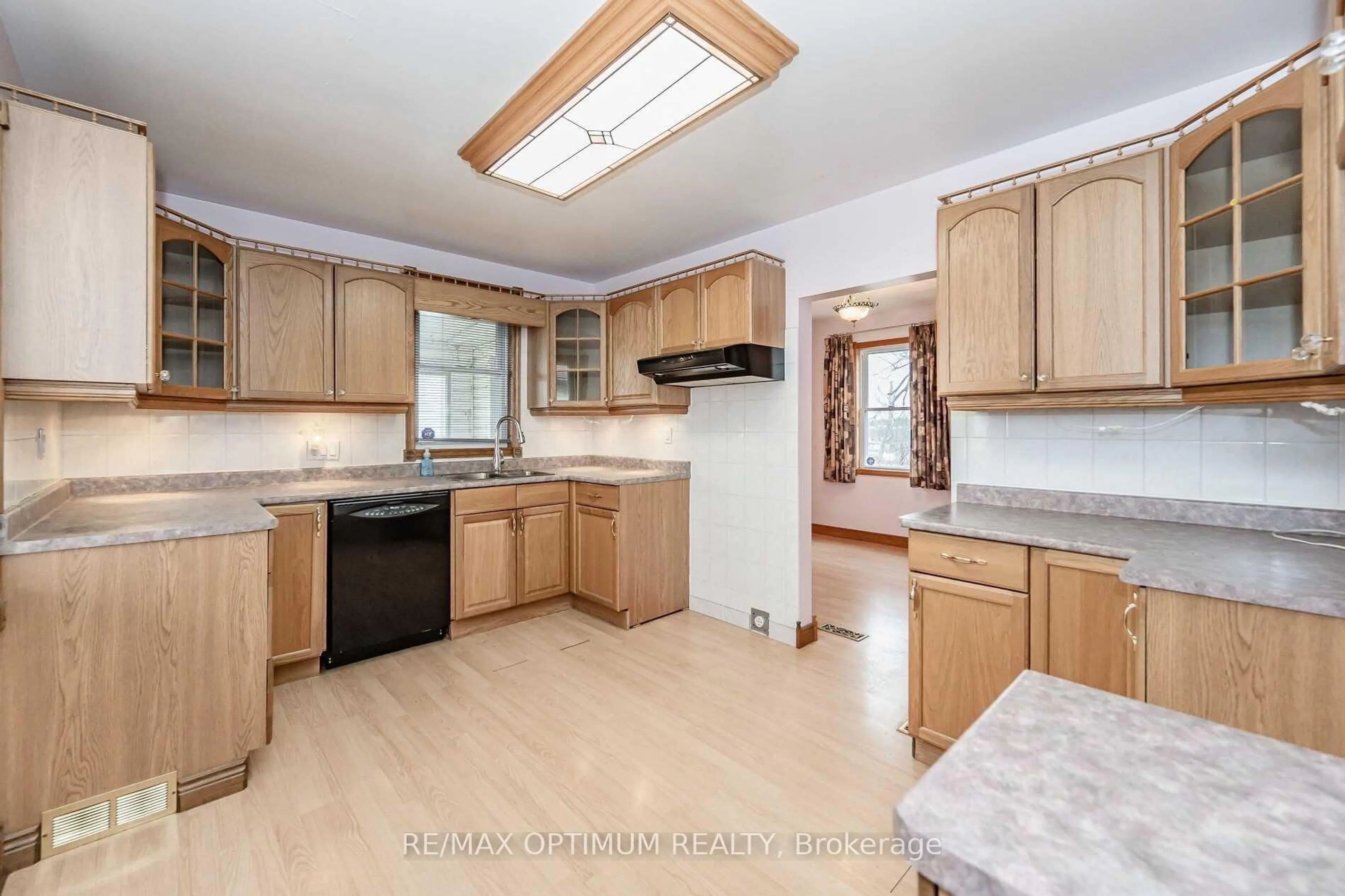 Unknown for 715 Main St, Cambridge Ontario N1R 5S7