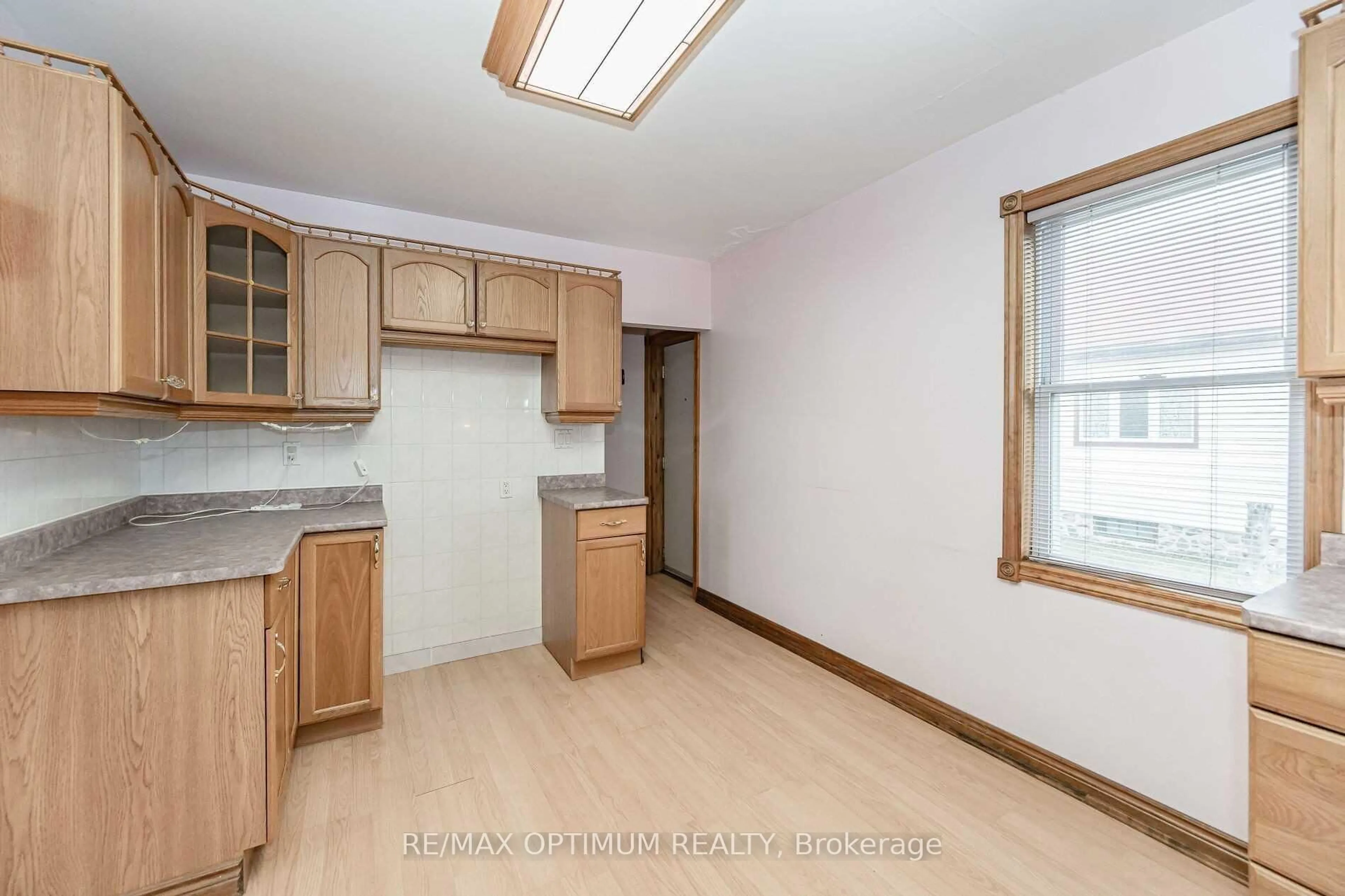 Standard kitchen, unknown for 715 Main St, Cambridge Ontario N1R 5S7
