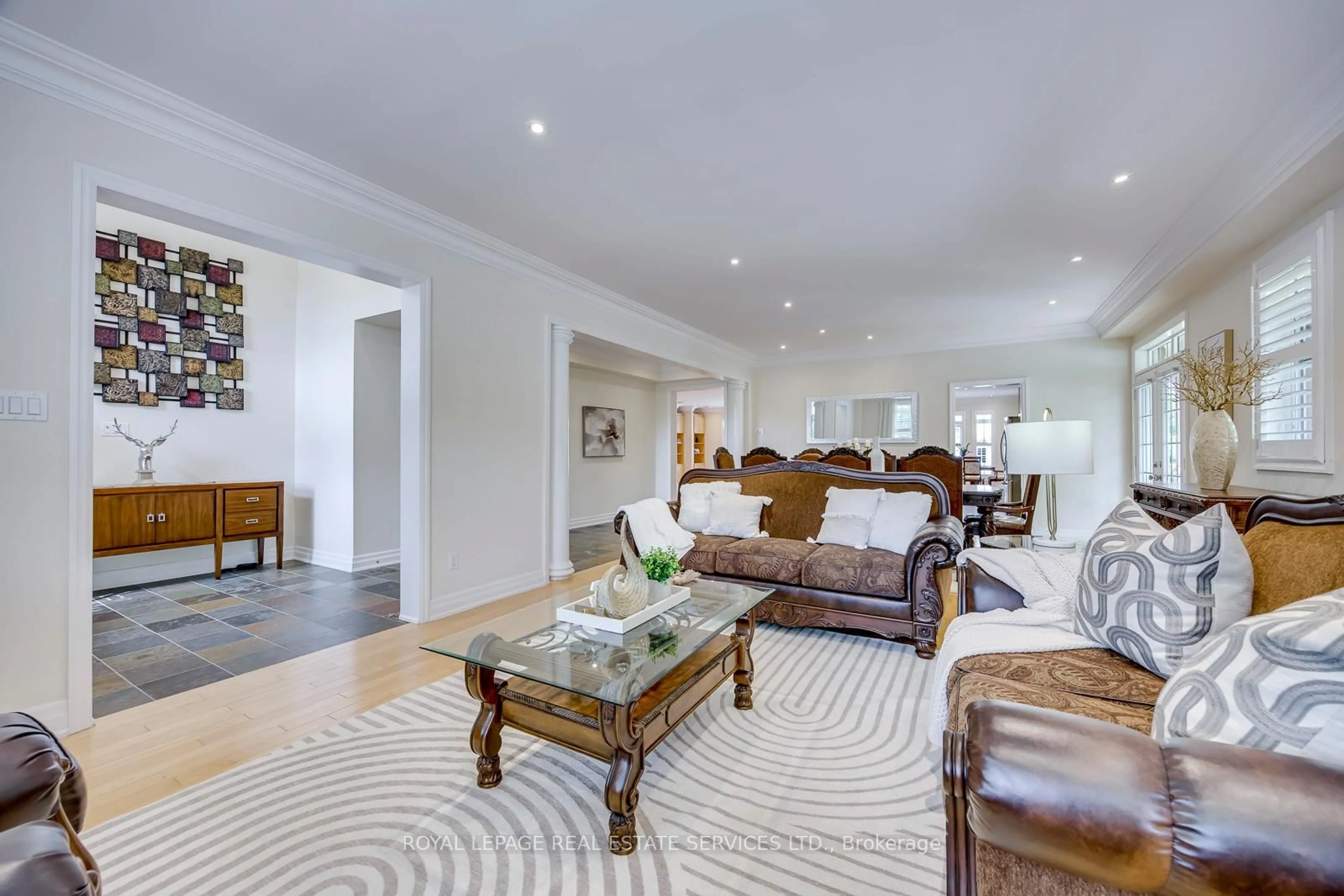 Living room with furniture, unknown for 4 Avery Circ, Hamilton Ontario L8E 6B8